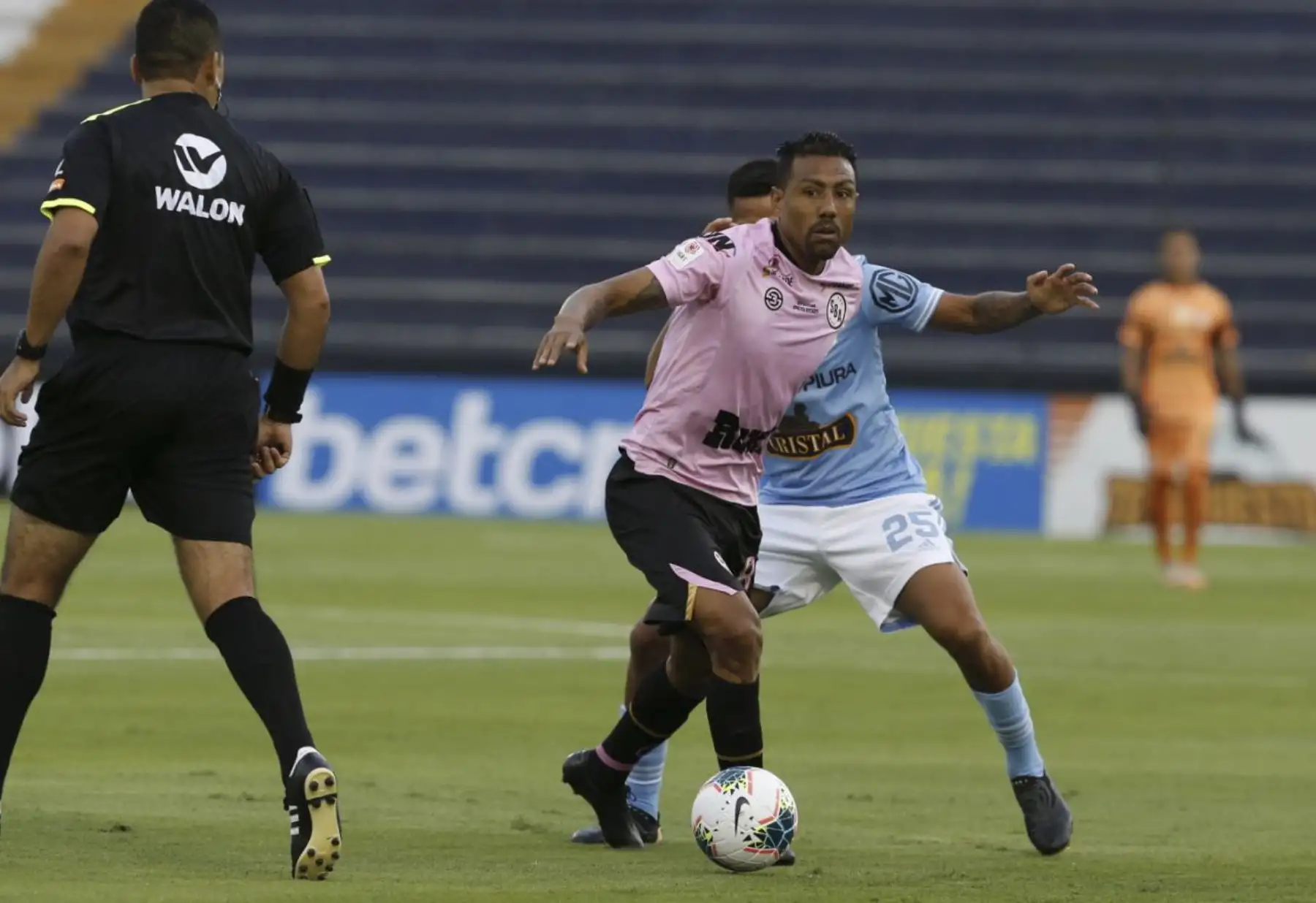 L. Ramírez de Sport Boys domina balón ante el oponente M. Tavara de Sporting Cristal por la jornada 2 de la Fase 1 de la Liga 1, en el Estadio Elias Moreno de Villa el Salvador. Foto: Liga 1