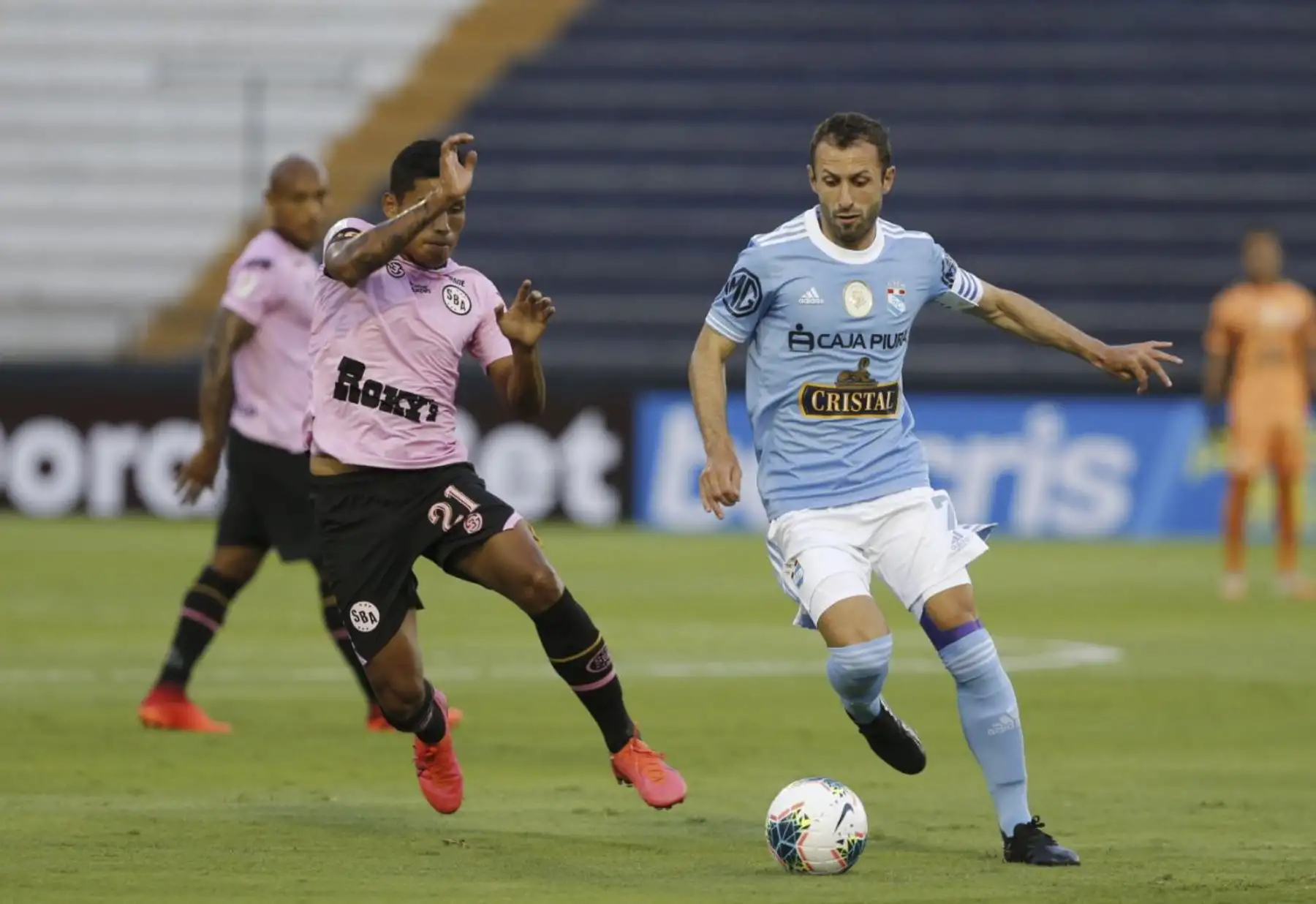 H. Calcaterra de Sporting Cristal lucha el balón contra D. Ramírez de Sport Boys por la jornada 2 de la Fase 1 de la Liga 1, en el Estadio Alejandro Villanueva, Matute. Foto: Liga 1