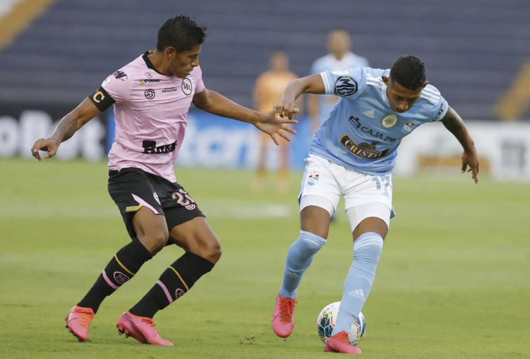 D. Ramírez de Sport Boys domina balón ante el oponente C. Gonzáles de Sporting Cristal por la jornada 2 de la Fase 1 de la Liga 1, en el Estadio Elias Moreno de Villa el Salvador. Foto: Liga 1
