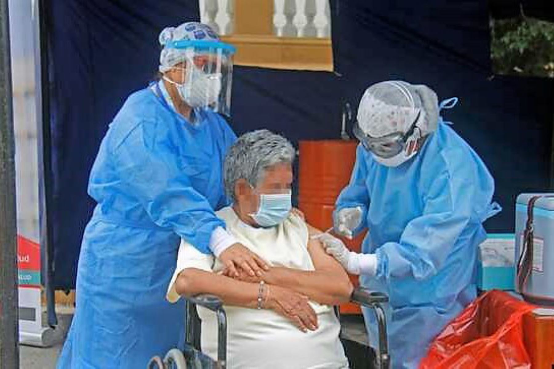 Vacunación covid-19 de pacientes en el hospital Larco Herrera, especializado en salud mental.