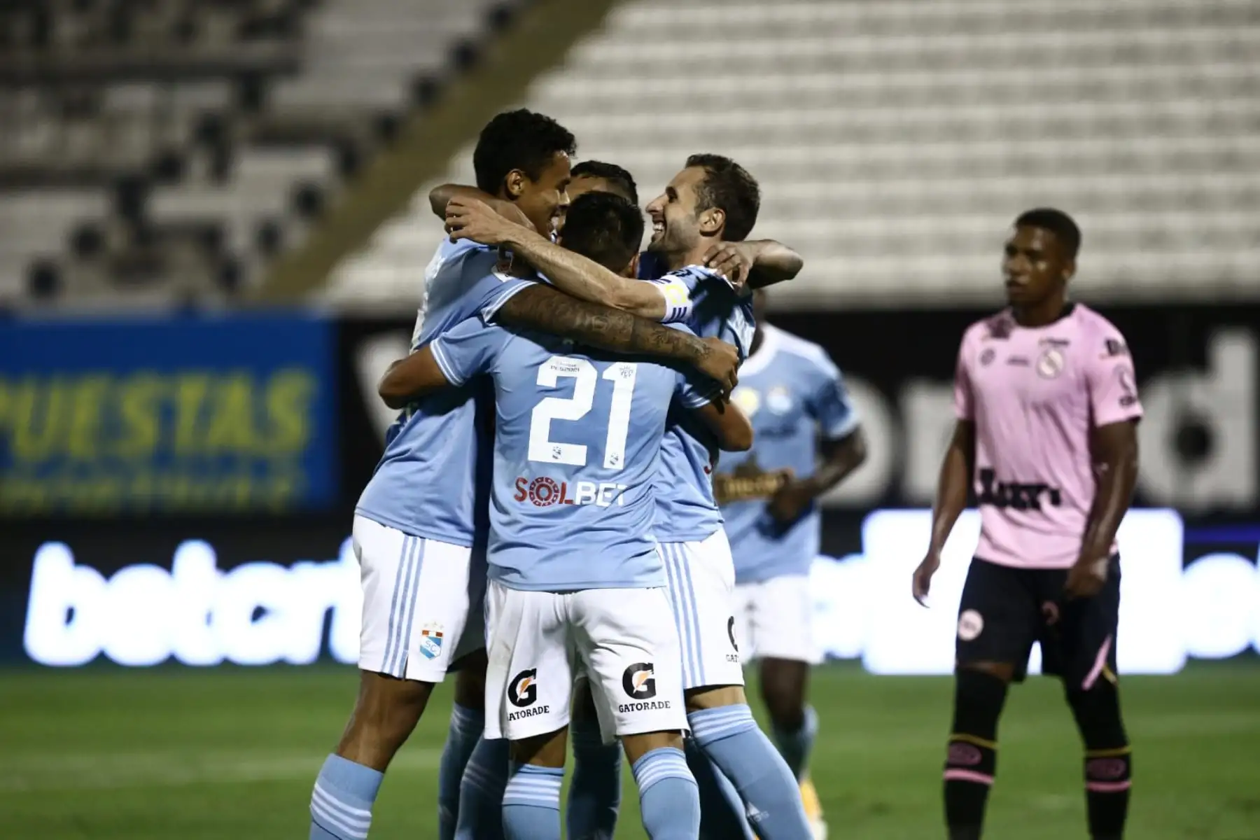 H. Calcaterra de Sporting Cristal  celebra juntos a sus compañeros el primer gol ante el encuentro entre Sporting Cristal Vs Sport Boys por la jornada 2 de la Fase 1 de la Liga 1, en el Estadio Alejandro Villanueva, Matute. Foto: Liga 1