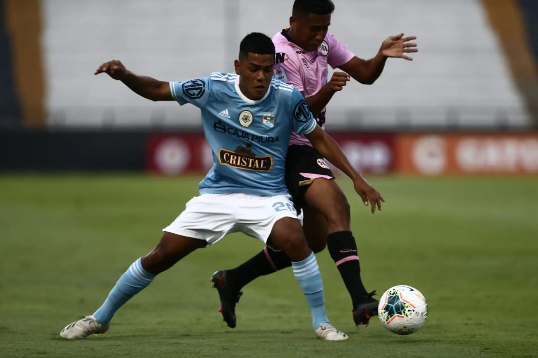 J. Grimaldo de Sporting Cristal lucha el balón contra su oponente del Sport Boys por la jornada 2 de la Fase 1 de la Liga 1, en el Estadio Alejandro Villanueva, Matute. Foto: Liga 1
