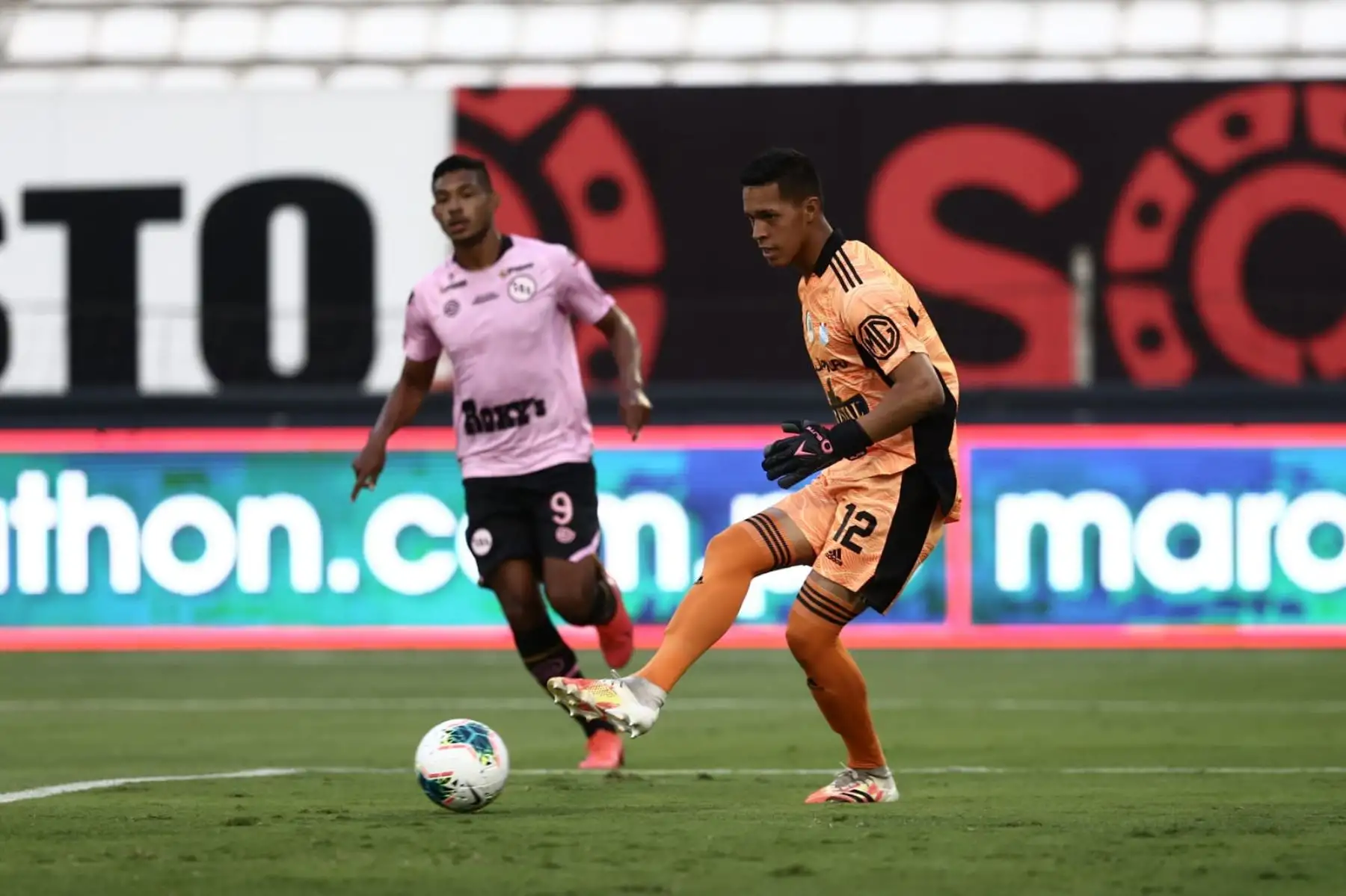 R. Solis, portero de Sporting Cristal, protege balón  por la jornada 2 de la Fase 1 de la Liga 1, en el Estadio Alejandro Villanueva, Matute. Foto: Liga 1