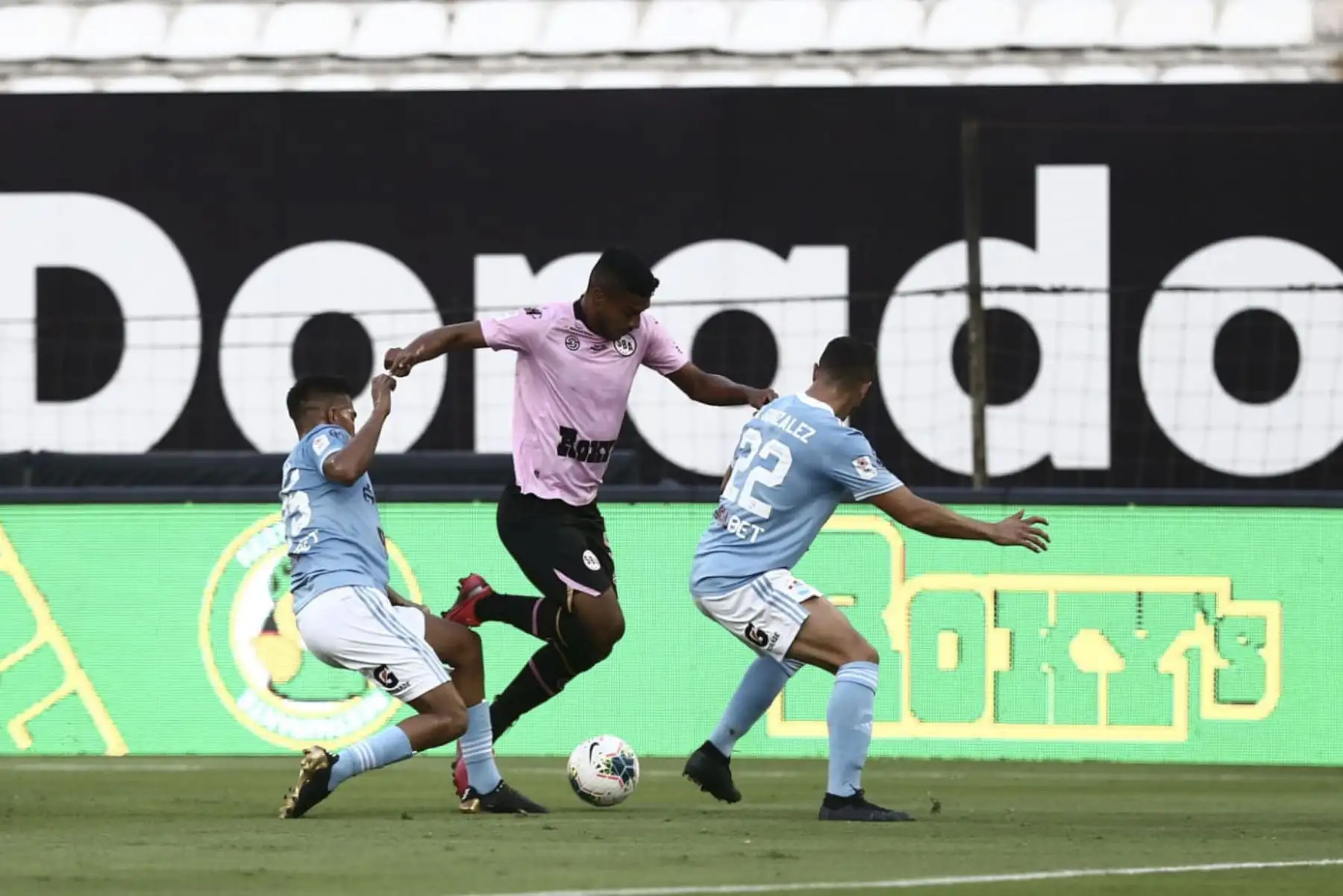 Jugador de Sport Boys defiende el balón ante adversarios del Sporting Cristal en la jornada 2 de la Fase 1 de la Liga 1, en el Estadio Alejandro Villanueva, Matute. Foto: Liga 1