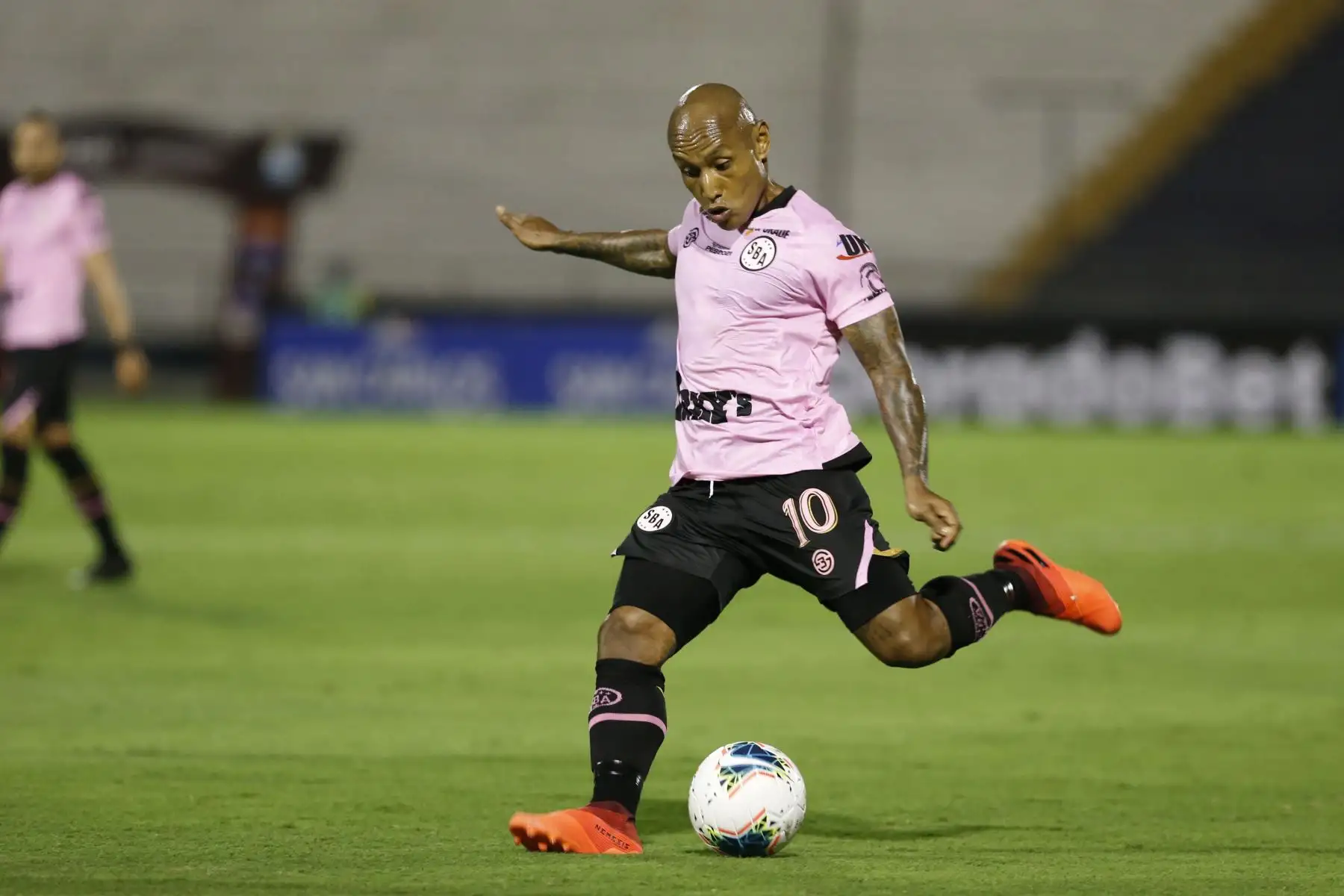J. Chávez de Sport Boys domina balón ante el oponente en la jornada 2 de la Fase 1 de la Liga 1, en el Estadio Elias Moreno de Villa el Salvador. Foto: Liga 1