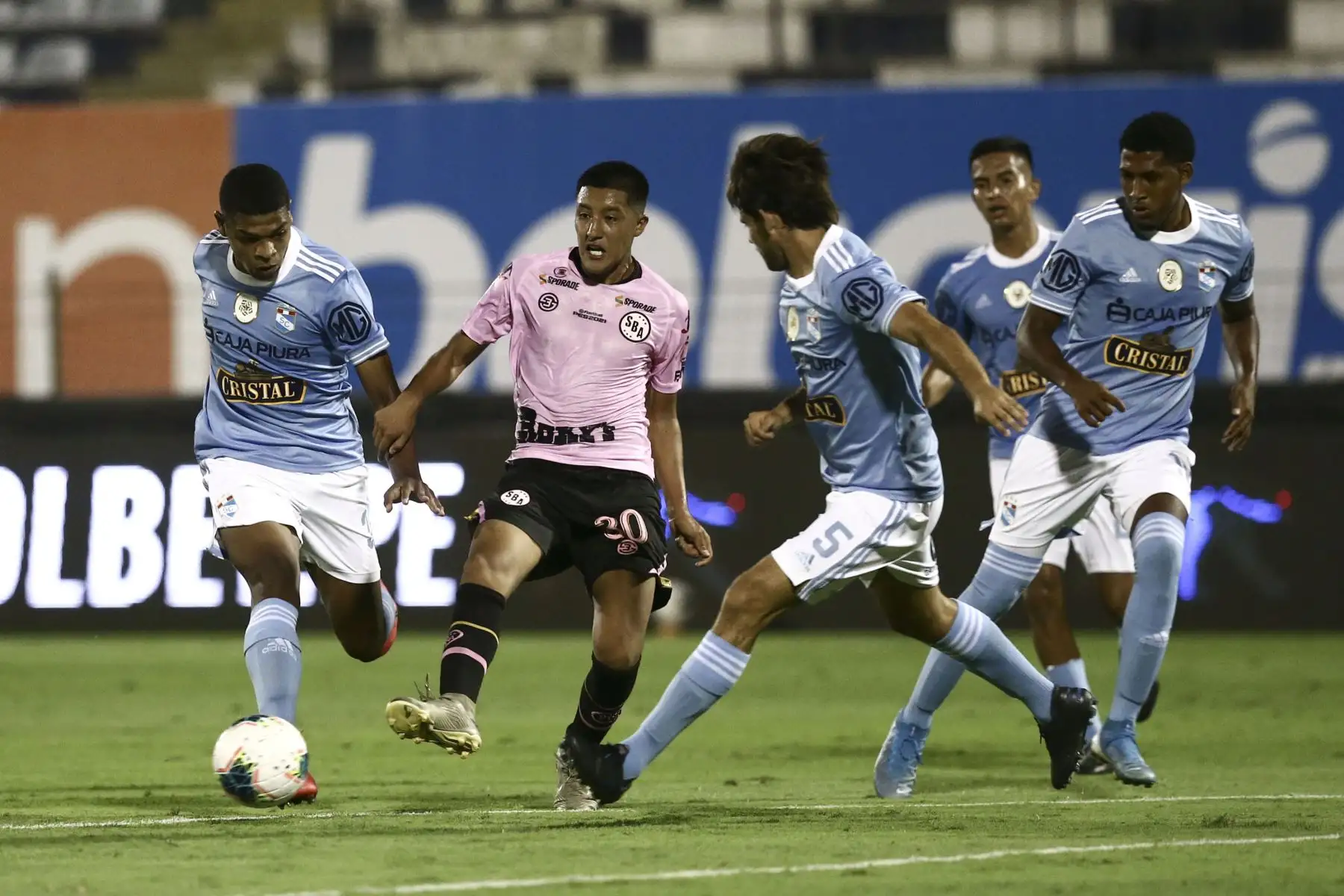 J. Alarcón de Sport Boys domina balón oponentes de Sporting Cristal en la jornada 2 de la Fase 1 de la Liga 1, en el Estadio Alejandro Villanueva, Matute. Foto: Liga 1
