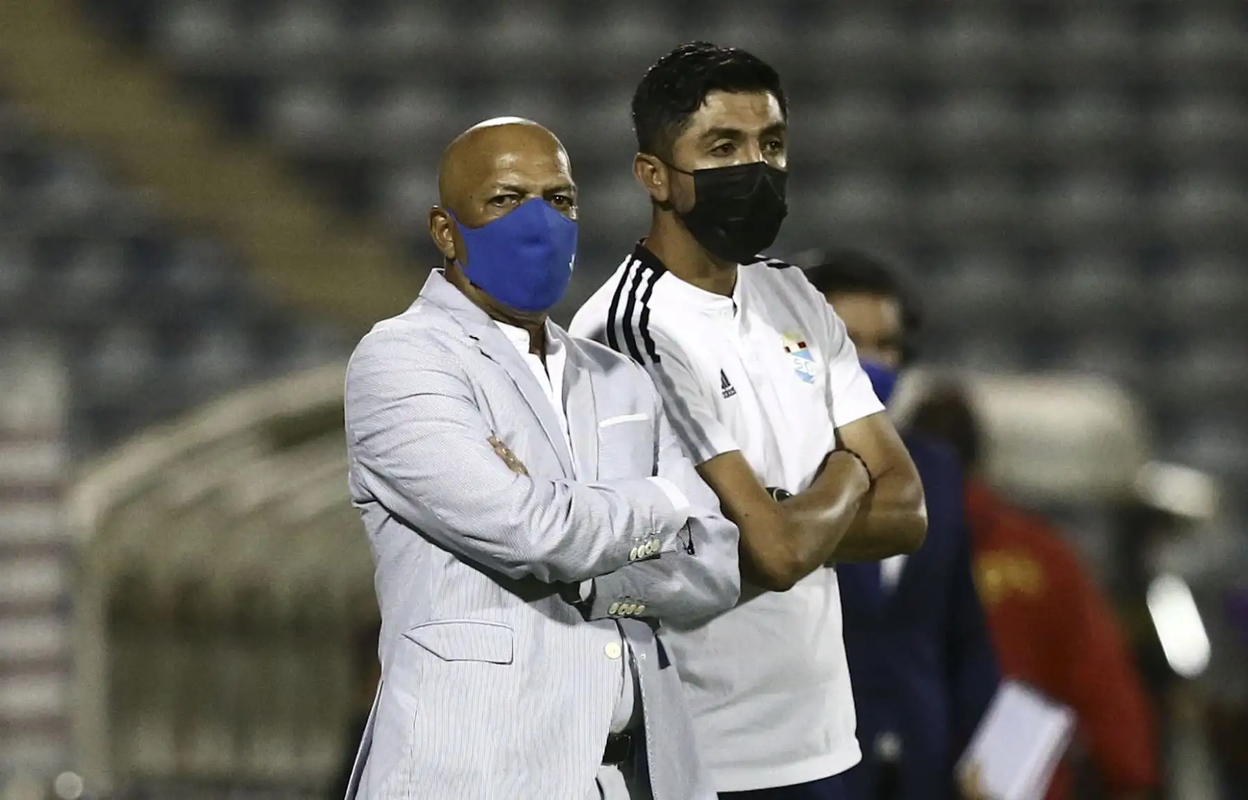 Roberto Mosquera, entrenador del Sporting Cristal observa a sus dirigidos ante sus rivales del Sport Boys en el encuentro por la jornada 2 de la Fase 1 de la Liga 1, en el Estadio Alejandro Villanueva, Matute. Foto: Liga 1