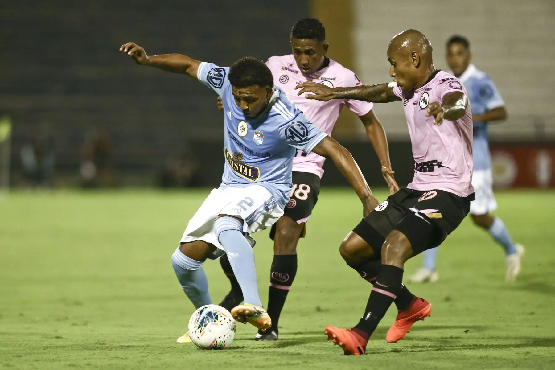 J. Madrod de Sporting Cristal lucha el balón contra su oponente del Sport Boys por la jornada 2 de la Fase 1 de la Liga 1, en el Estadio Alejandro Villanueva, Matute. Foto: Liga 1