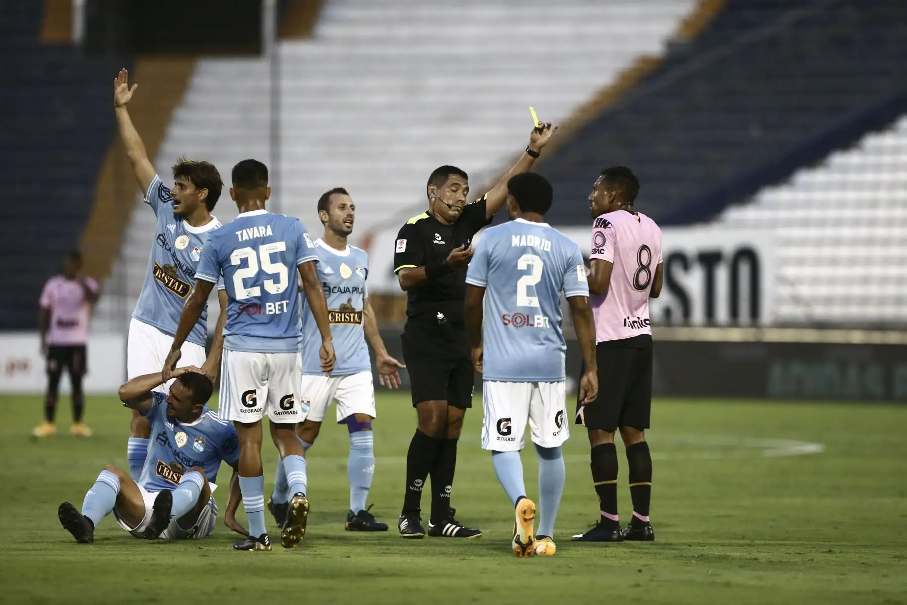 Arbitro del partido ante Sporting Cristal vs Sport Boys sanciona con tarjeta amarilla a L. Ramírez del Sport Boys en la jornada 2 de la Fase 1 de la Liga 1, en el Estadio Alejandro Villanueva, Matute. Foto: Liga 1