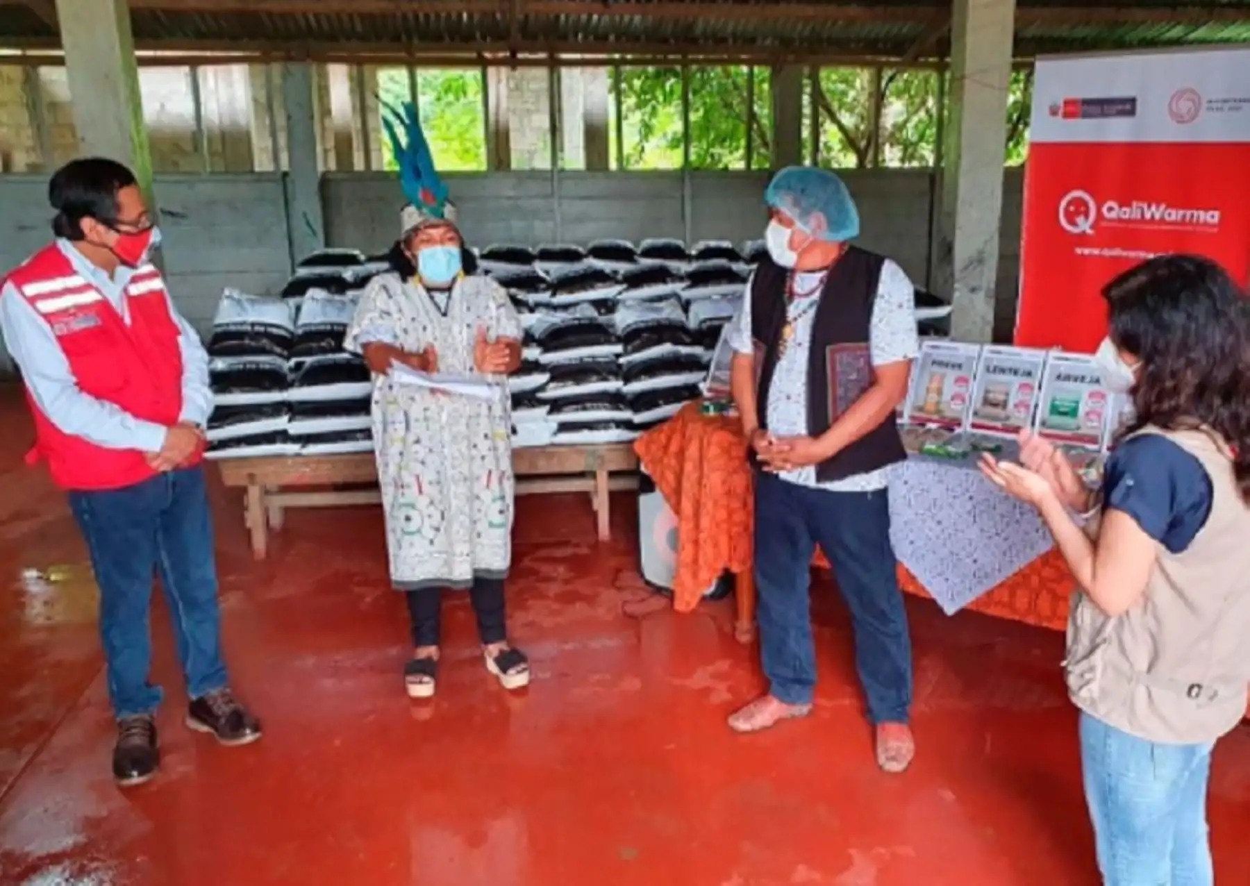 El Programa Nacional de Alimentación Escolar Qali Warma, del Ministerio de Desarrollo e Inclusión Social (Midis), llegó hasta la comunidad nativa Tres Islas, distrito y provincia de Tambopata, en Madre de Dios, para entregar 56.83 toneladas de alimentos al Ministerio de Cultura, para la atención de 36 pueblos originarios en la región. Foto: ANDINA/difusión.