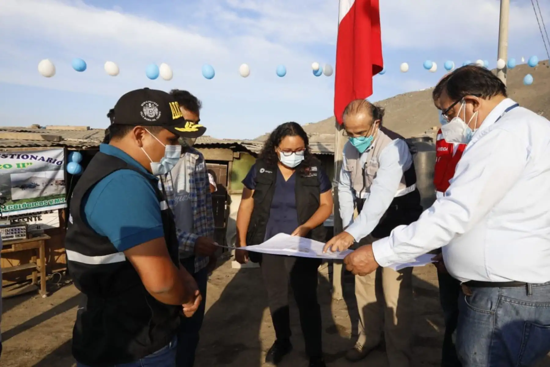 Ministra de Vivienda, Solangel  Fernández, el presidente de Sedapal y el alcalde de Villa María del Triunfo, Eloy Chávez, hicieron el balance de entrega de agua en Lima Sur, que superó el millón y medio de m³ en un año. 
Foto: Ministerio de Vivienda