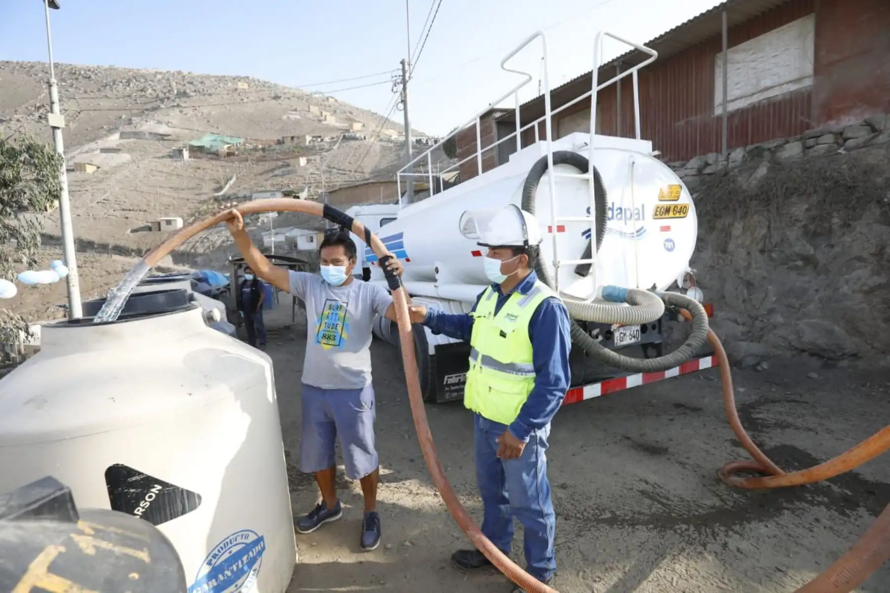 Ministra de Vivienda, Solangel  Fernández, el presidente de Sedapal y el alcalde de Villa María del Triunfo, Eloy Chávez, hicieron el balance de entrega de agua en Lima Sur, que superó el millón y medio de m³ en un año. 
Foto: Ministerio de Vivienda
