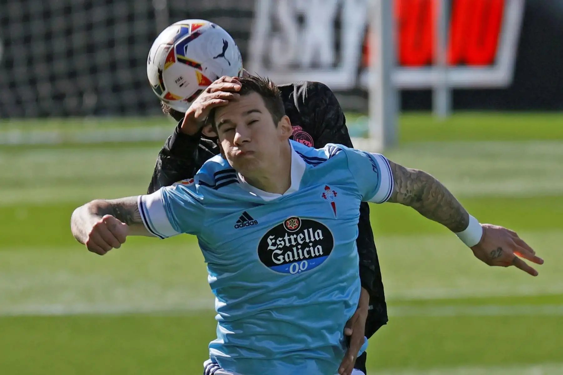 El delantero del Celta de Vigo Santi Mina pelea un balón con el defensa francés del Real Madrid Raphaël Varane  durante el partido de LaLiga Santander que se disputa en el estadio de Balaídos en Vigo. 
Foto: EFE