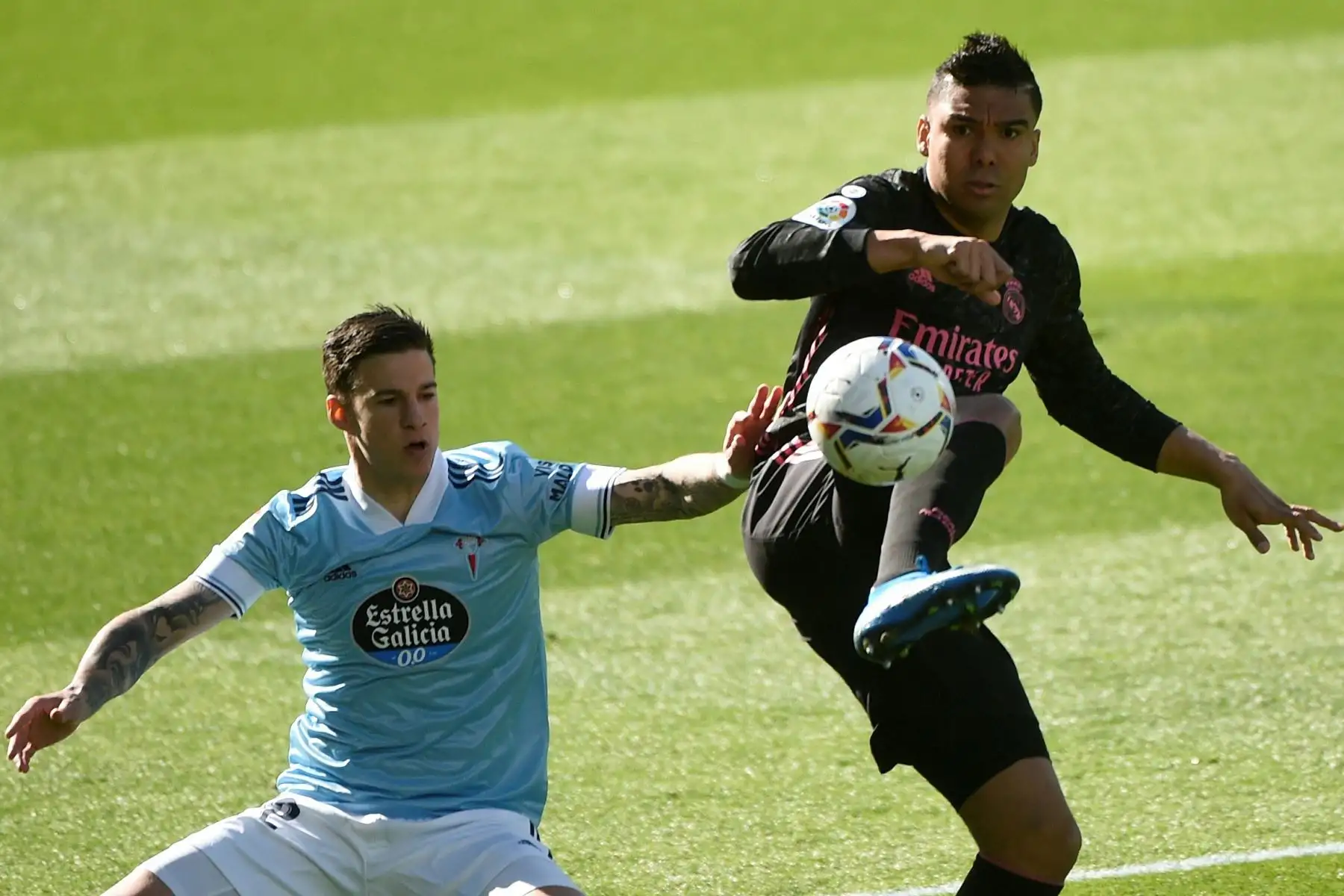 El delantero español del Celta de Vigo Santi Mina desafía al mediocampista brasileño del Real Madrid Casemiro durante el partido de fútbol de la Liga española entre el Celta de Vigo y el Real Madrid.
Foto: AFP