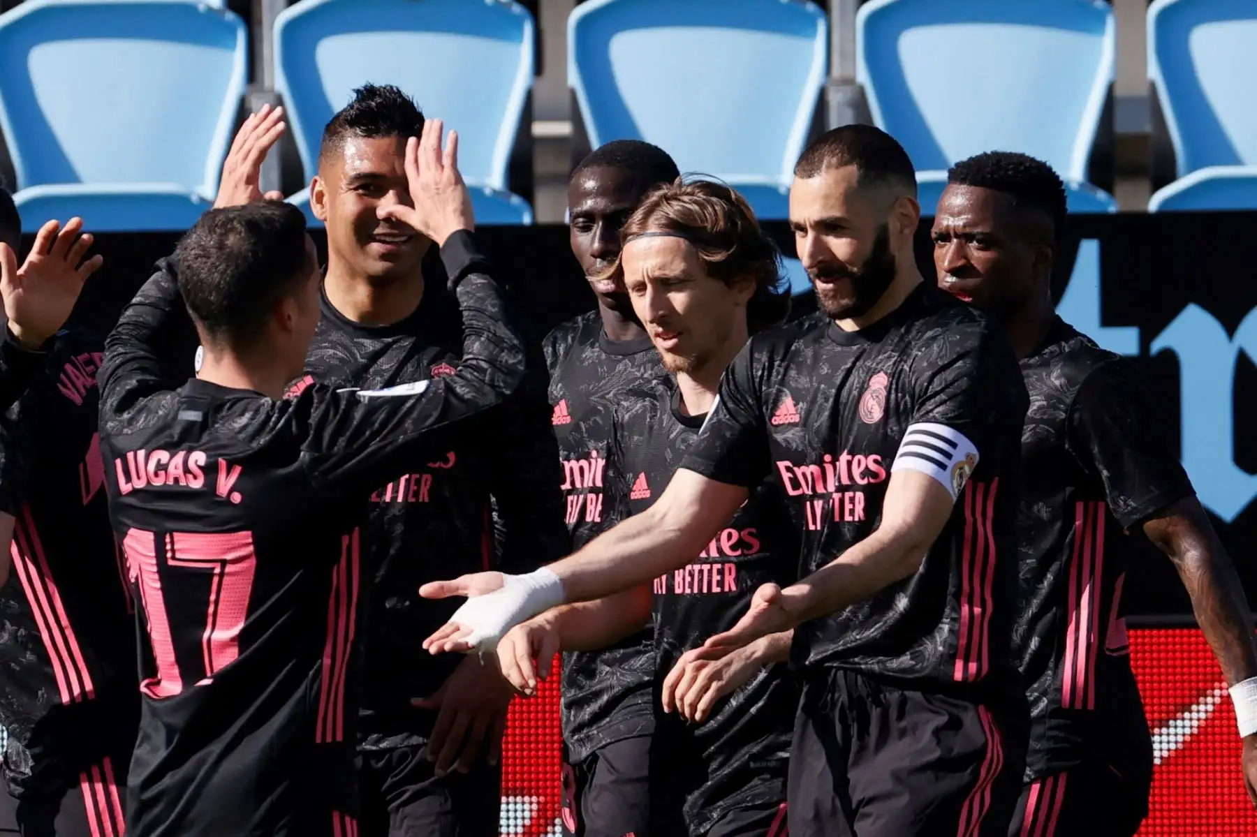 El delantero francés del Real Madrid Karim Benzema celebra con sus compañeros tras marcar el 0-1 ante el Celta de Vigo durante el partido de LaLiga Santander que se disputa en el estadio de Balaídos en Vigo. 
Foto: EFE