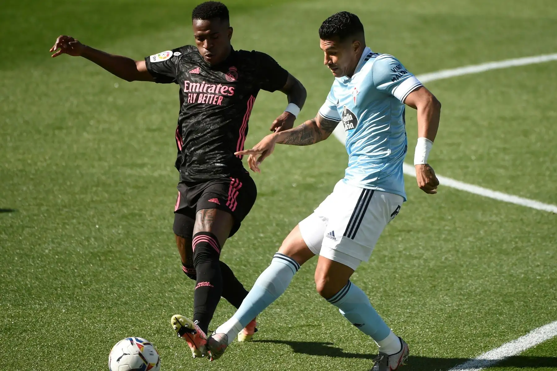 El delantero brasileño del Real Madrid Vinicius Junior desafía al defensor español del Celta de Vigo Jeison Murillo durante el partido de fútbol de la Liga española entre el Celta de Vigo y el Real Madrid.
Foto: AFP