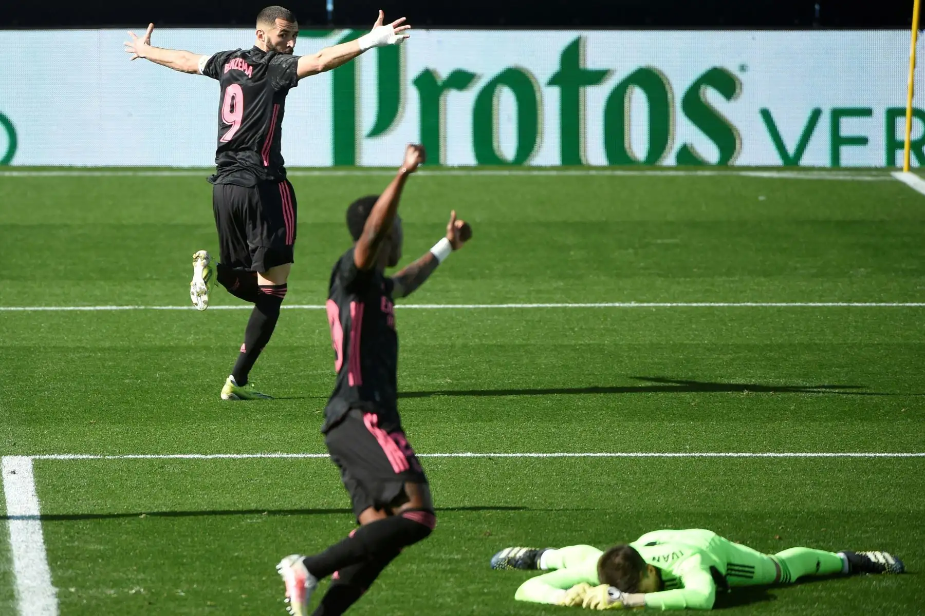 El delantero francés del Real Madrid Karim Benzema celebra tras marcar un gol durante el partido de fútbol de la Liga española entre el Celta de Vigo y el Real Madrid.
Foto: AFP