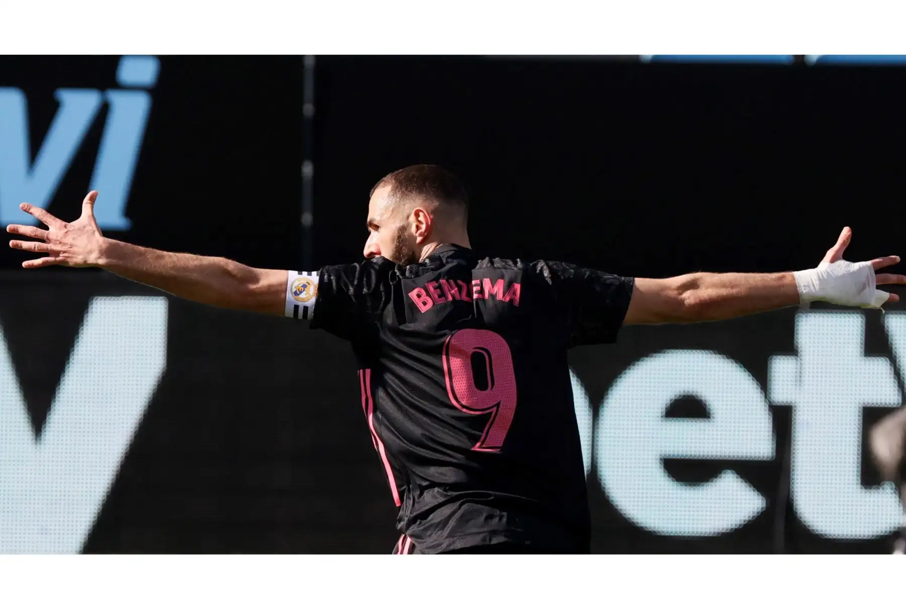 El delantero francés del Real Madrid Karim Benzema celebra tras marcar el 0-2 ante el Celta de Vigo durante el partido de LaLiga Santander que se disputa en el estadio de Balaídos en Vigo. 
Foto: AFP