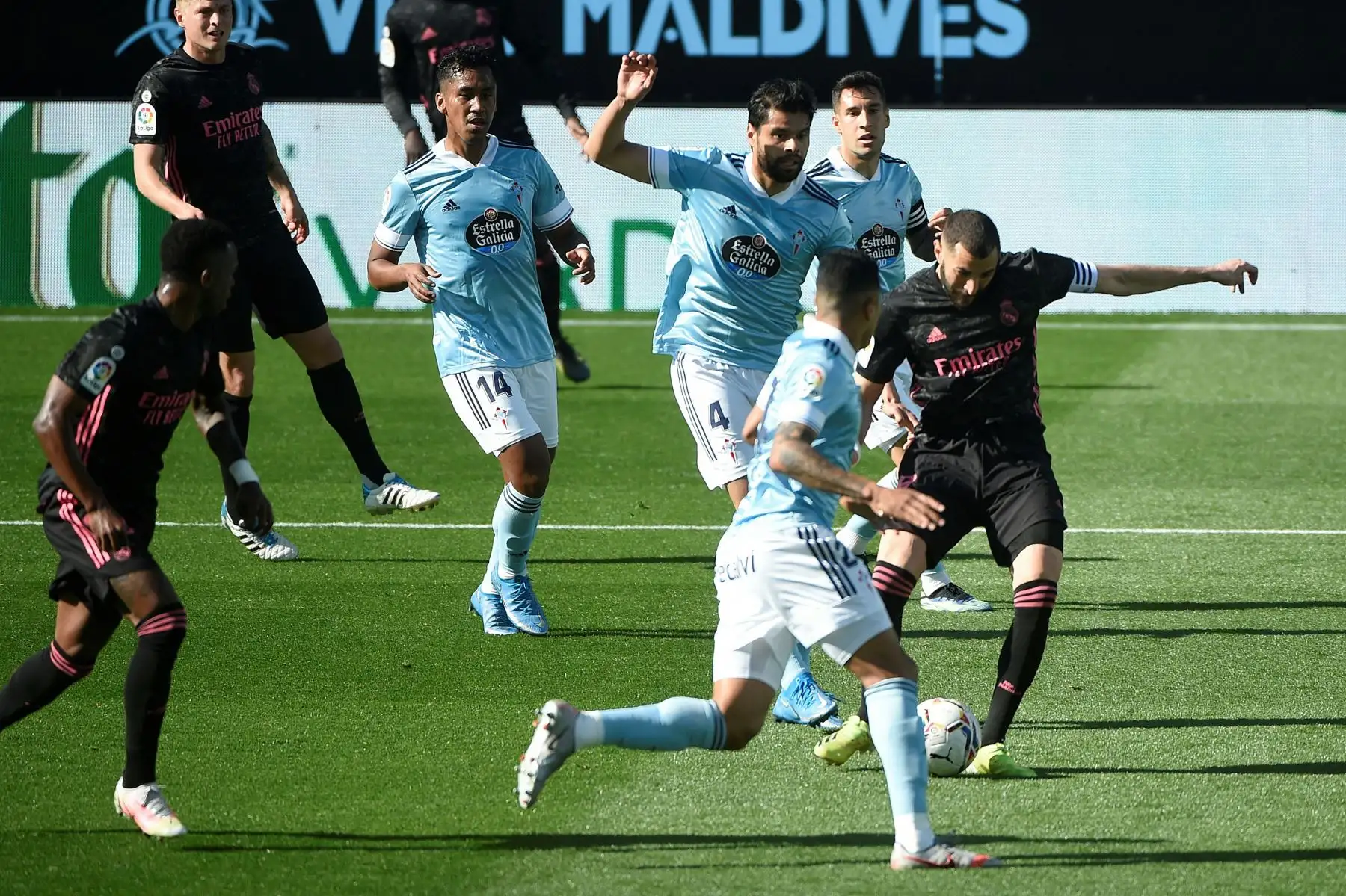 El delantero francés del Real Madrid Karim Benzema marca un gol durante el partido de fútbol de la Liga española entre el Celta de Vigo y el Real Madrid.
Foto: AFP