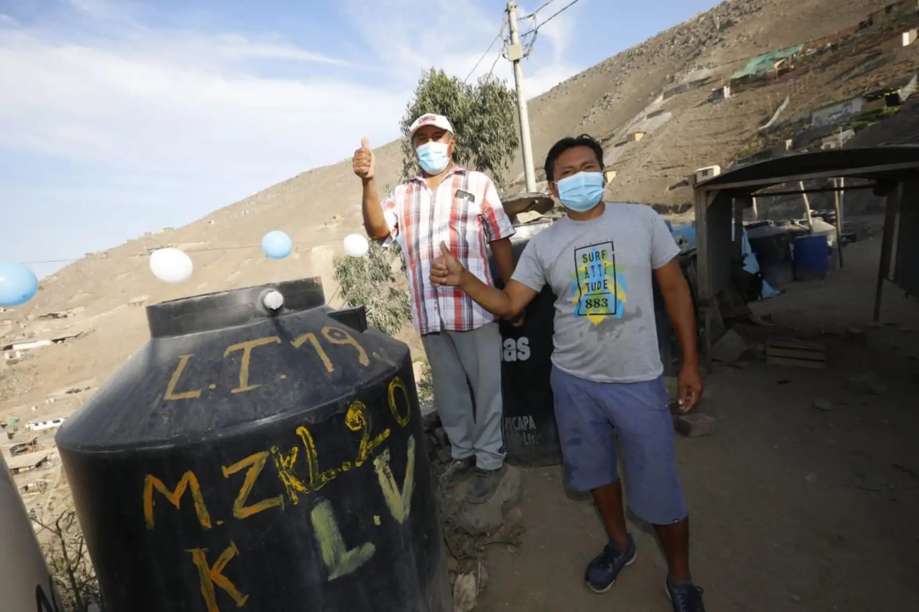 Ministra de Vivienda, Solangel  Fernández, el presidente de Sedapal y el alcalde de Villa María del Triunfo, Eloy Chávez, hicieron el balance de entrega de agua en Lima Sur, que superó el millón y medio de m³ en un año. 
Foto: Ministerio de Vivienda