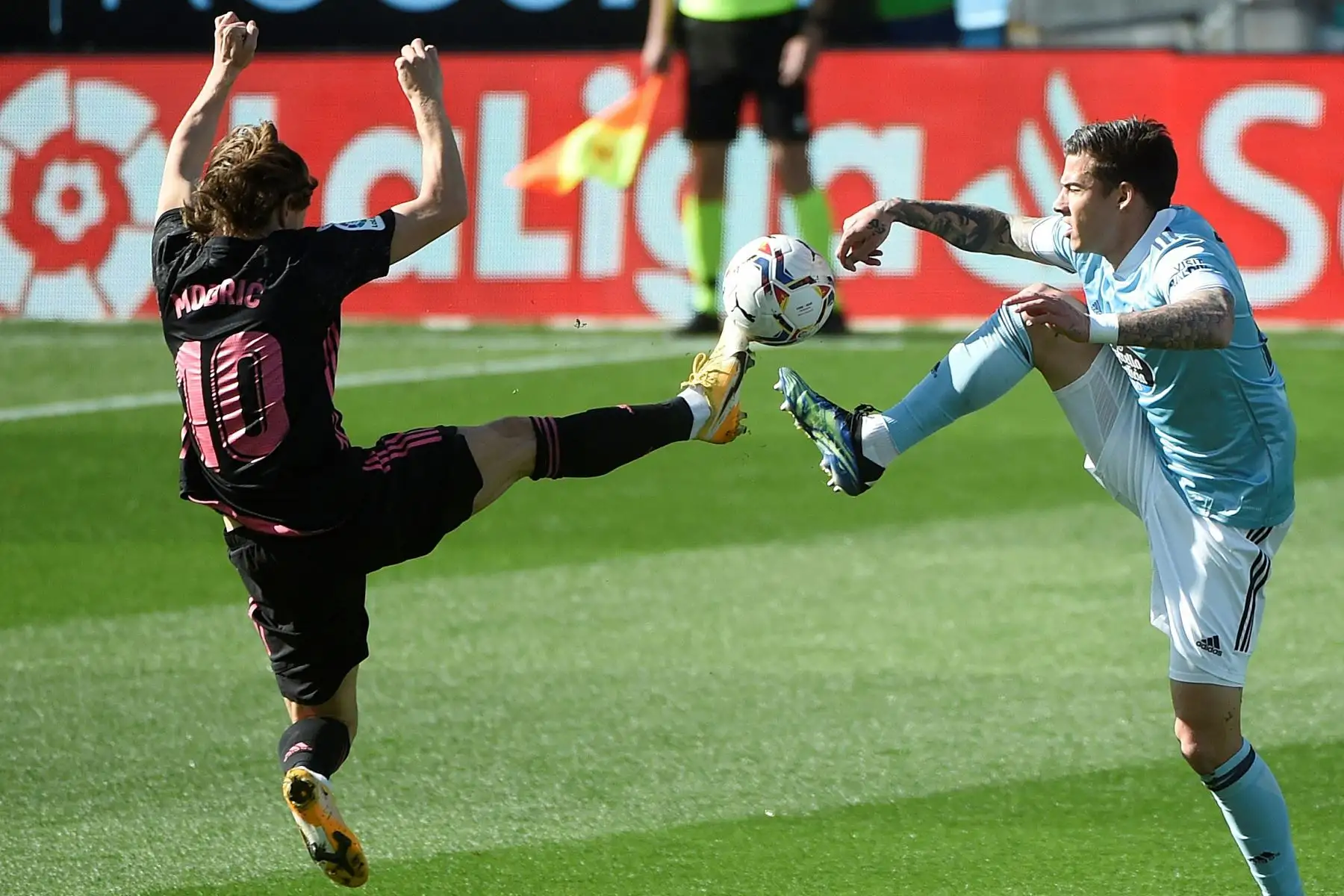 El delantero español del Celta Vigo Santi Mina desafía al centrocampista croata del Real Madrid Luka Modric durante el partido de fútbol de la Liga española entre el Celta de Vigo y el Real Madrid.
Foto: AFP