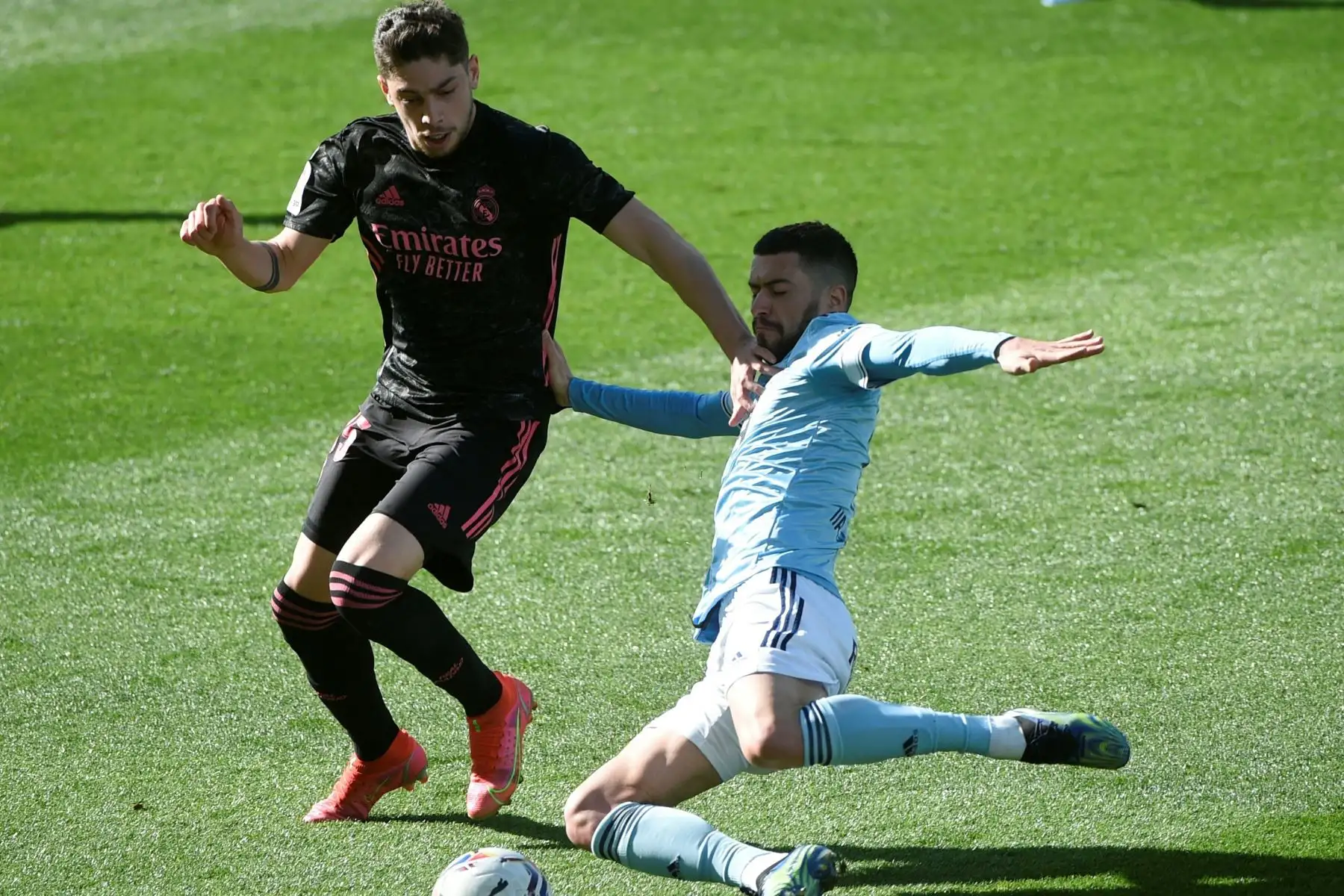 El centrocampista uruguayo del Real Madrid Federico Valverde desafía al defensor español del Celta de Vigo Aaron Martin durante el partido de fútbol de la Liga española entre el Celta de Vigo y el Real Madrid.
Foto: AFP
