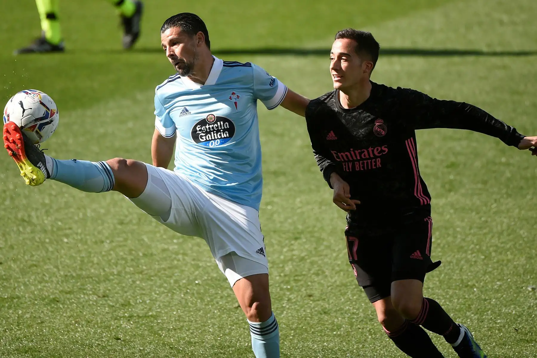 El delantero español del Celta Vigo Nolito, desafía al delantero español del Real Madrid Lucas Vázquez durante el partido de fútbol de la Liga española entre el Celta de Vigo y el Real Madrid.
Foto: AFP