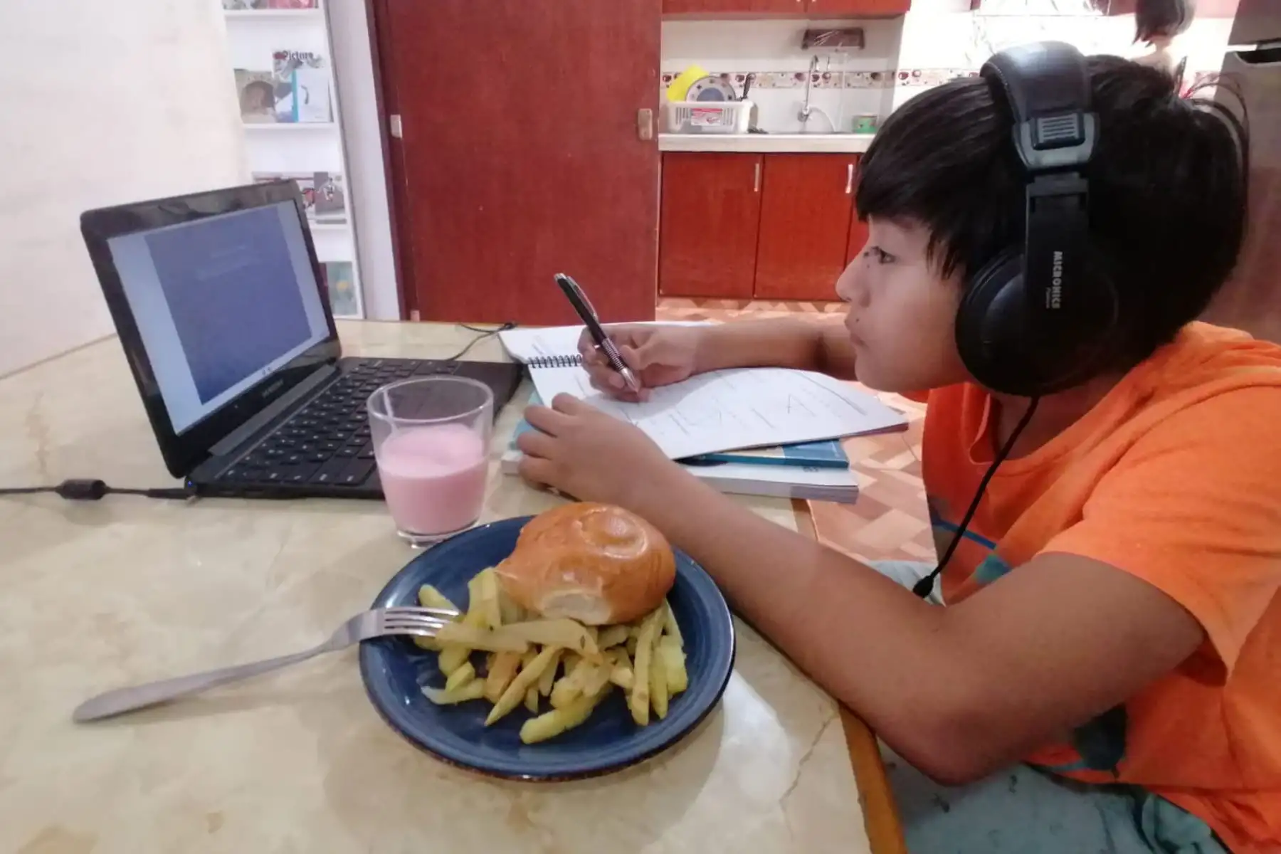 Nutricionista Saby Mauricio sostiene que alimentos deben ser ingeridos en momentos fuera de clase. Foto: difusión.