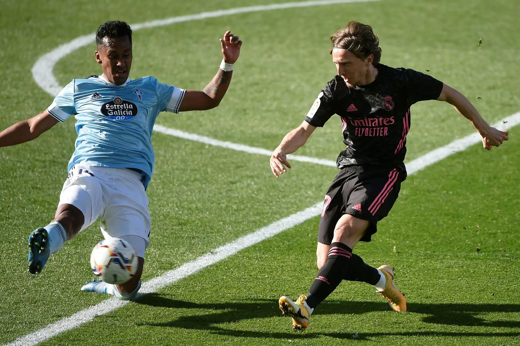 El centrocampista croata del Real Madrid Luka Modric desafía al centrocampista peruano del Celta de Vigo, Renato Tapia, durante el partido de fútbol de la Liga española entre el Celta de Vigo y el Real Madrid.
Foto : AFP