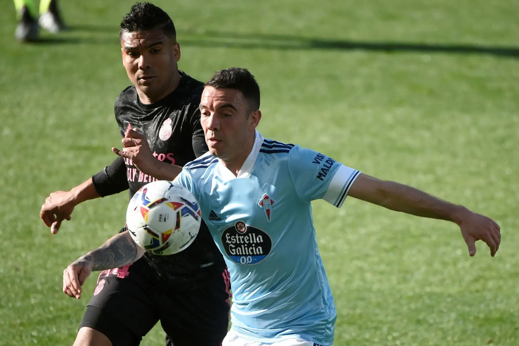 El delantero español del Celta de Vigo Iago Aspas  desafía al mediocampista brasileño del Real Madrid Casemiro durante el partido de fútbol de la Liga española entre el Celta de Vigo y el Real Madrid.
Foto: AFP