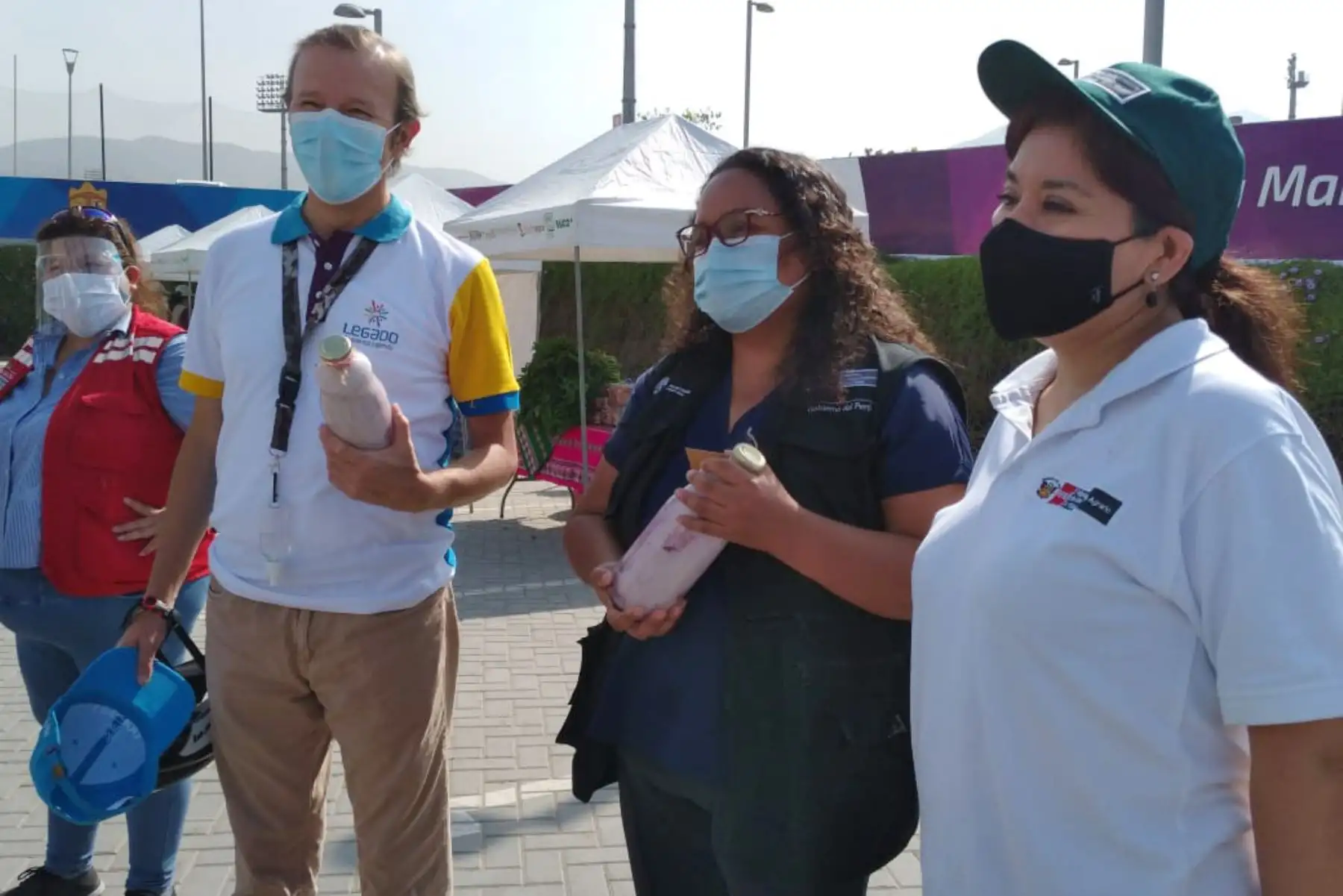Con la presencia  de la ministra de Vivienda, de Solangel  Fernández, la directora adjunta de Agro Rural del Ministerio de Desarrollo Agrario y Riego del Perú, Jaqueline Quintana Flores,  y Alberto Valenzuela, director ejecutivo de Legado Lima 2019 se dio inicio a la tercera edición del programa Mercados Midagri " De La Chacra a la Olla 2021 ".
Foto: Ministerio de Vivienda