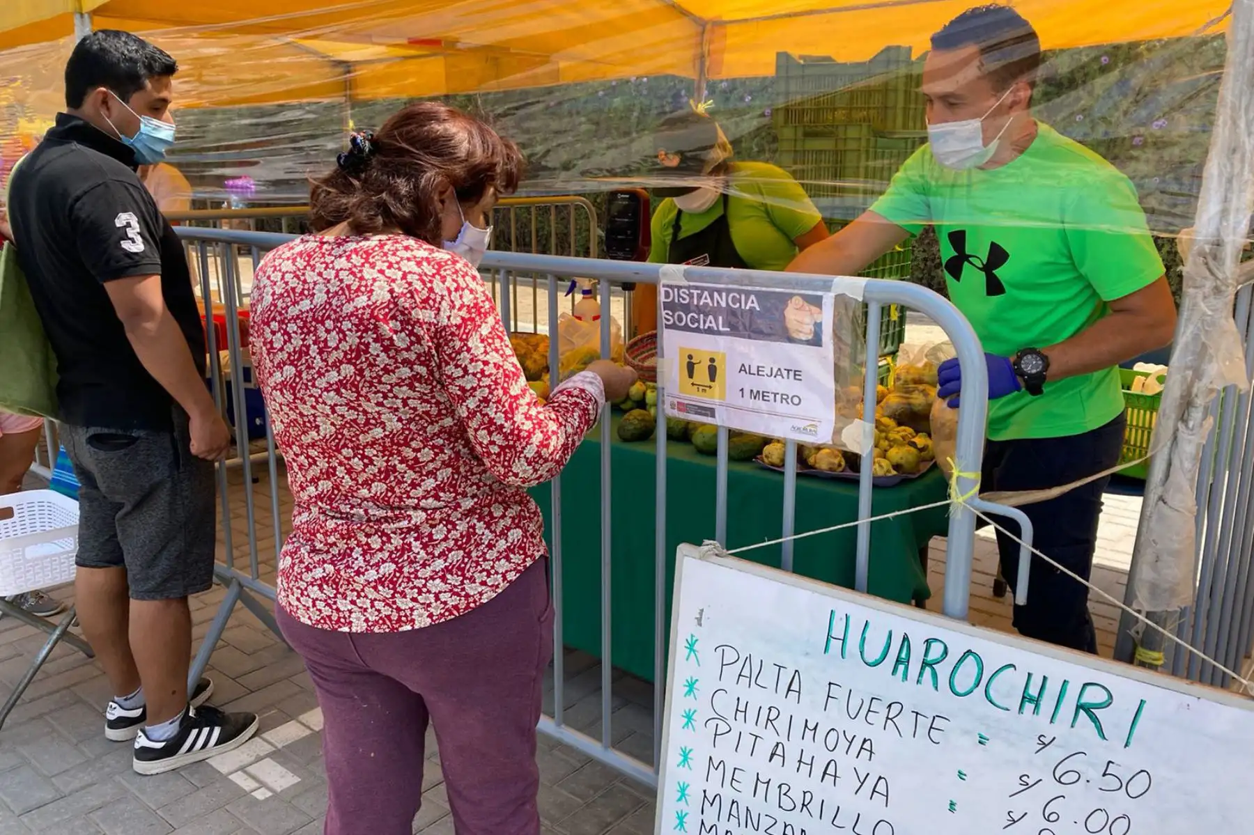 Con la presencia  de la ministra de Vivienda, de Solangel  Fernández, la directora adjunta de Agro Rural del Ministerio de Desarrollo Agrario y Riego del Perú, Jaqueline Quintana Flores,  y Alberto Valenzuela, director ejecutivo de Legado Lima 2019 se dio inicio a la tercera edición del programa Mercados Midagri " De La Chacra a la Olla 2021 ".
Foto: Ministerio de Vivienda