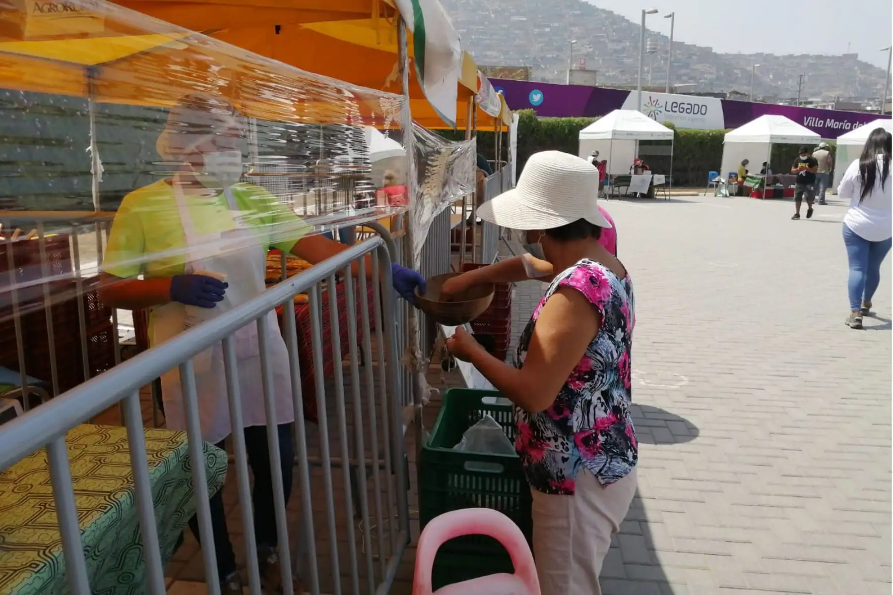 Con la presencia  de la ministra de Vivienda, de Solangel  Fernández, la directora adjunta de Agro Rural del Ministerio de Desarrollo Agrario y Riego del Perú, Jaqueline Quintana Flores,  y Alberto Valenzuela, director ejecutivo de Legado Lima 2019 se dio inicio a la tercera edición del programa Mercados Midagri " De La Chacra a la Olla 2021 ".
Foto: Ministerio de Vivienda