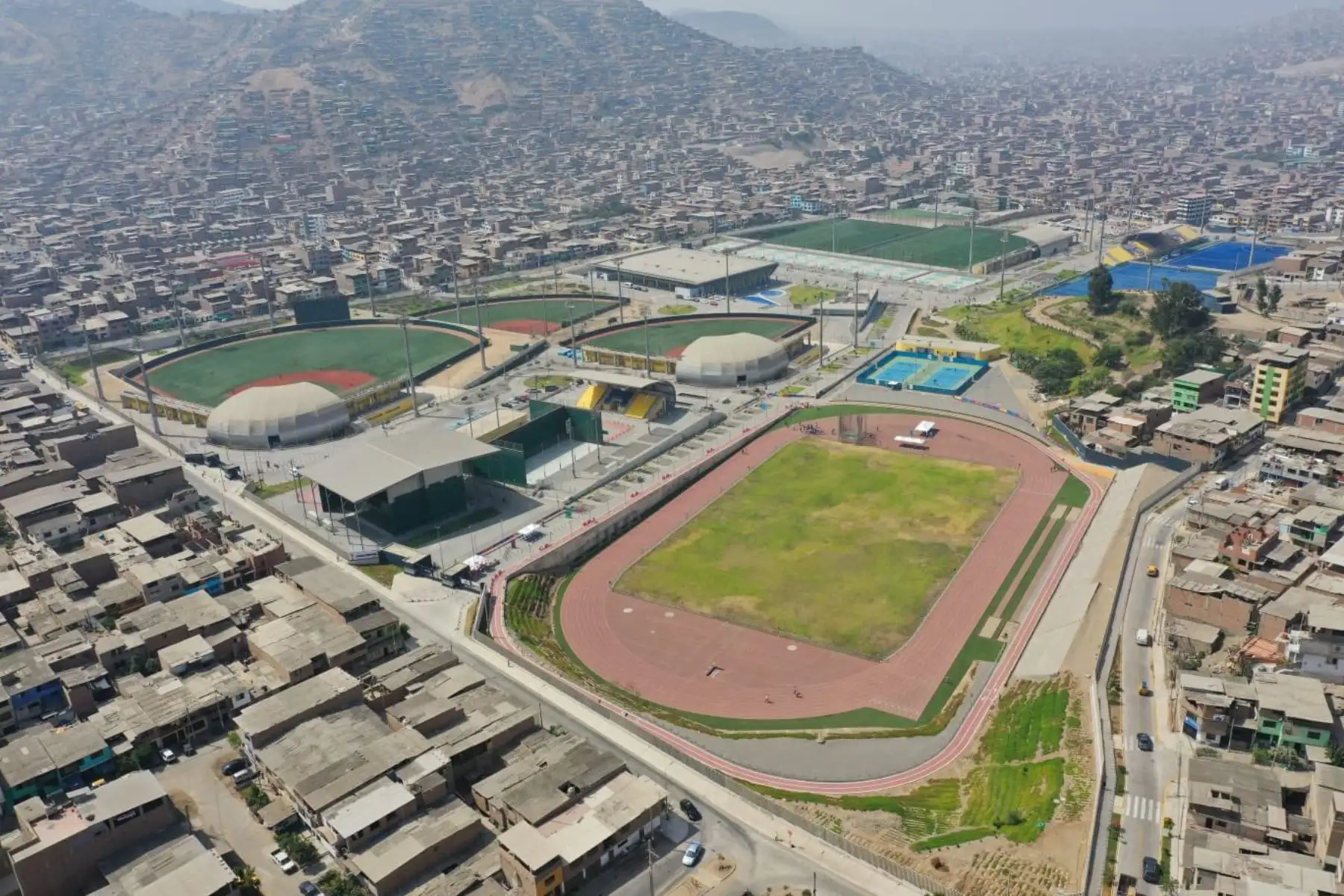 Con la presencia  de la ministra de Vivienda, de Solangel  Fernández, la directora adjunta de Agro Rural del Ministerio de Desarrollo Agrario y Riego del Perú, Jaqueline Quintana Flores,  y Alberto Valenzuela, director ejecutivo de Legado Lima 2019 se dio inicio a la tercera edición del programa Mercados Midagri " De La Chacra a la Olla 2021 ".
Foto: Ministerio de Vivienda