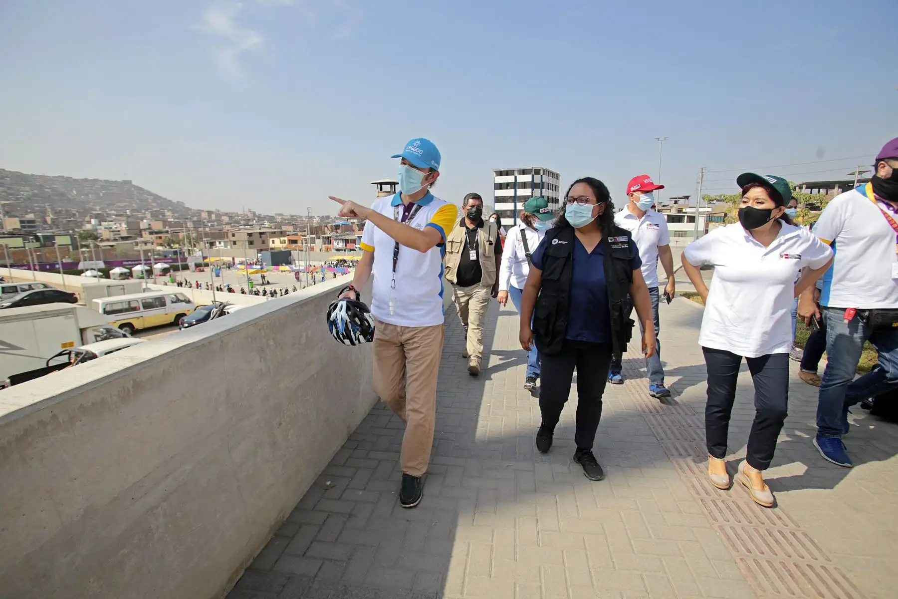 Ministra de Vivienda, Solangel  Fernández y  el director adjunto de Legado Lima 2019,   supervisan espacios públicos en sede de Villa María del Triunfo.
Foto: Legado Lima 2019