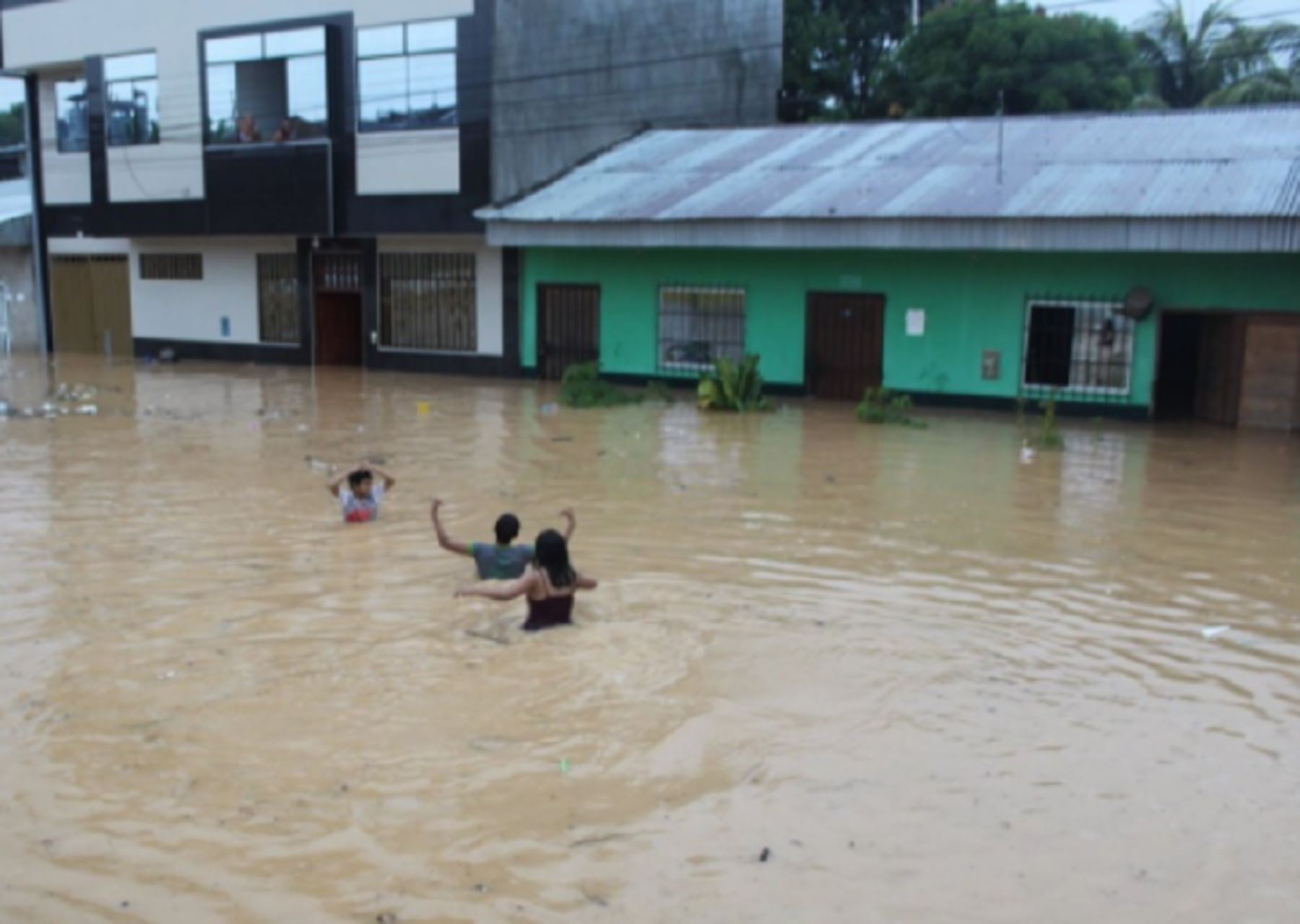 Más de 3,000 viviendas de siete barrios de la ciudad de Yurimaguas, capital de la provincia loretana de Alto Amazonas resultaron inundadas debido a una torrencial lluvia de casi tres horas que ocurrió esta madrugada, informó el alcalde Hugo Araujo Del Águila.