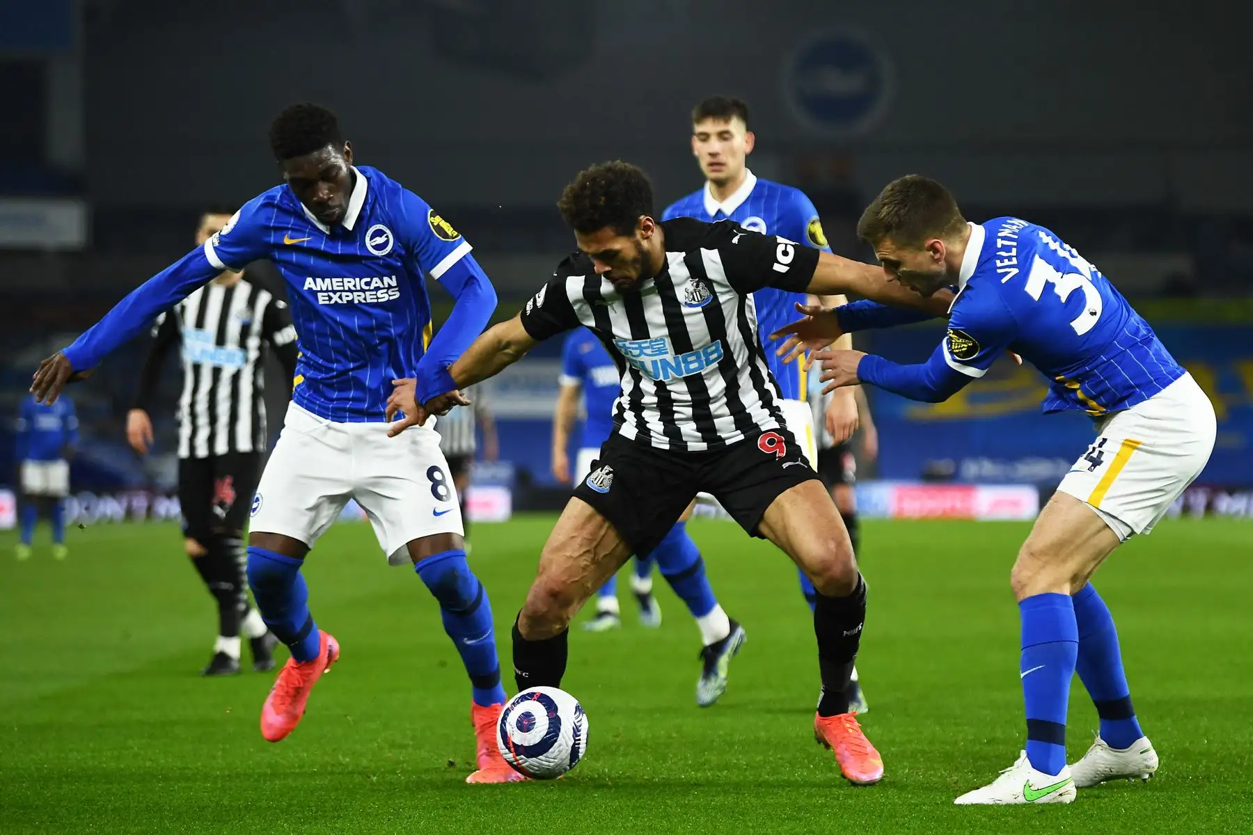 El delantero brasileño del Newcastle United Joelinton (C) compite con el centrocampista marfileño de Brighton Yves Bissouma (L) y el defensor holandés de Brighton Joel Veltman (R) durante el partido de fútbol de la Premier League inglesa entre Brighton y Hove Albion y Newcastle United en el American Express Community Stadium en Brighton. Foto: AFP