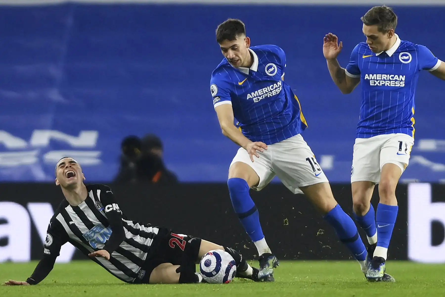 El centrocampista belga de Brighton Leandro Trossard (R) reacciona como el centrocampista polaco de Brighton Jakub Moder (C) comete una falta al centrocampista paraguayo del Newcastle United Miguel Almiron (L) durante el partido de fútbol de la Premier League inglesa entre Brighton y Hove Albion y Newcastle United en el American Express Community Stadium Brighton. Foto: AFP
