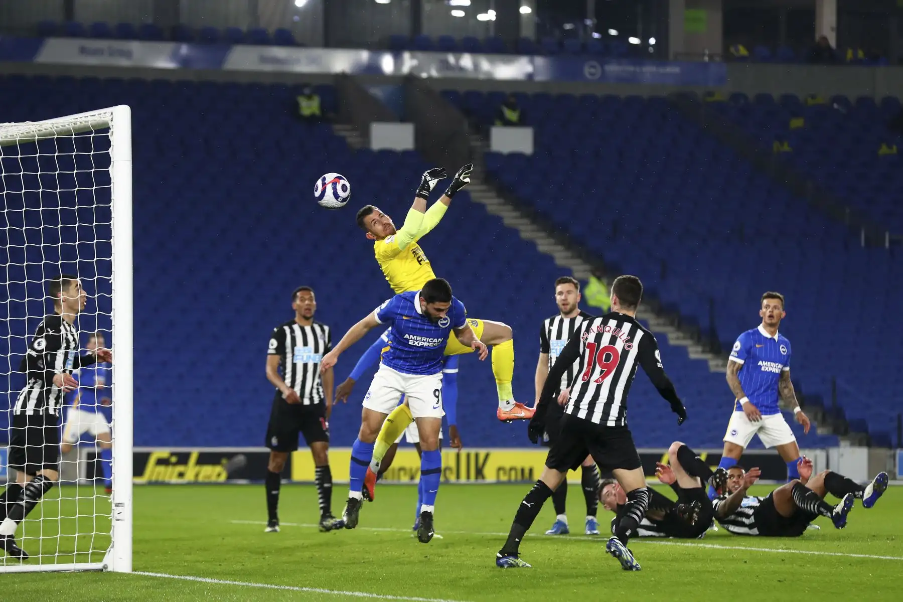 El portero eslovaco del Newcastle United, Martin Dubravka, suelta el balón durante el partido de fútbol de la Premier League inglesa entre Brighton y Hove Albion y Newcastle United en el American Express Community Stadium en Brighton, en el sur de Inglaterra. Foto: AFP