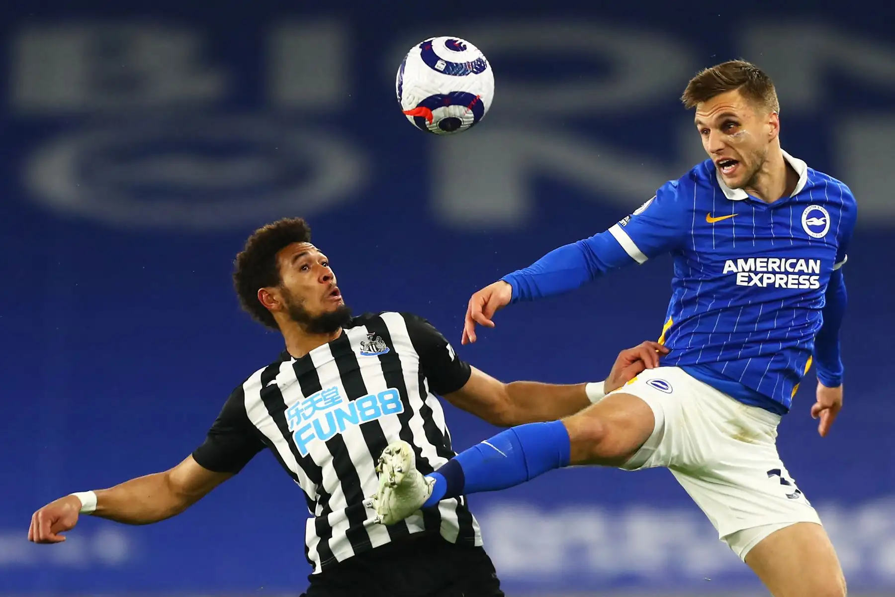 El delantero brasileño del Newcastle United Joelinton (L) compite con el defensor holandés de Brighton Joel Veltman (R) durante el partido de fútbol de la Premier League inglesa entre Brighton y Hove Albion y Newcastle United en el American Express Community Stadium en Brighton, sur de Inglaterra. Foto: AFP