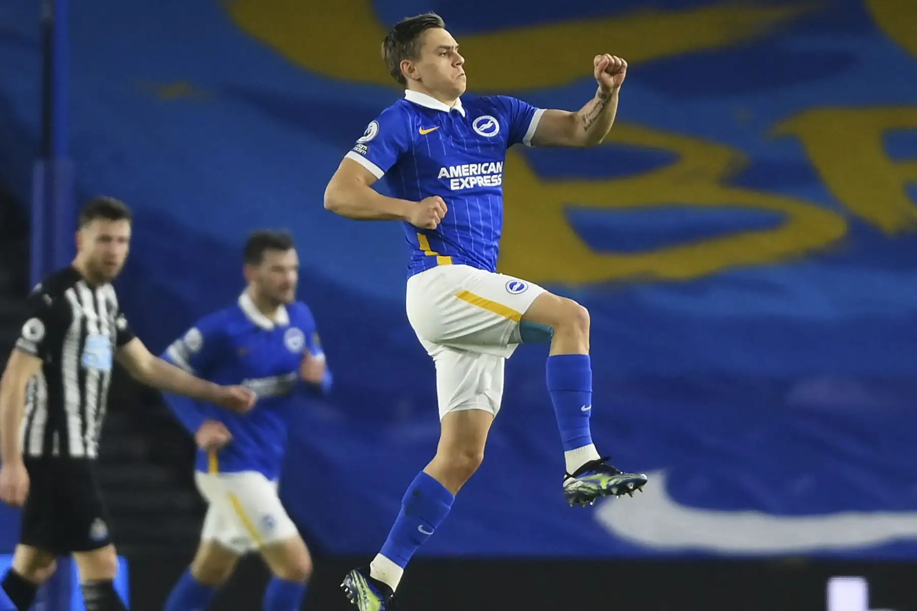 El centrocampista belga de Brighton, Leandro Trossard, celebra anotar el primer gol de su equipo durante el partido de fútbol de la Premier League inglesa entre Brighton y Hove Albion y Newcastle United en el American Express Community Stadium en Brighton, en el sur de Inglaterra. Foto: AFP