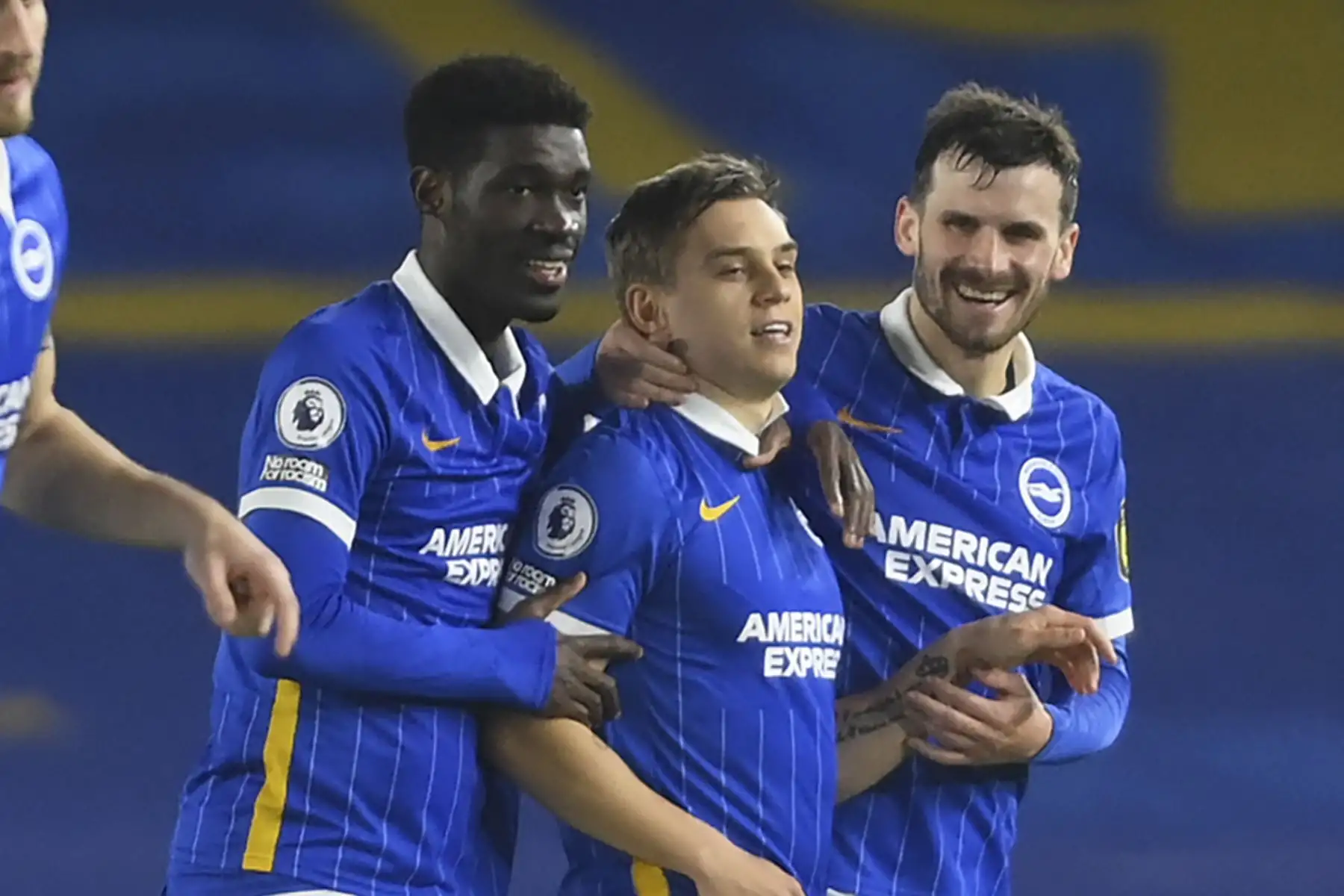 El centrocampista belga de Brighton, Leandro Trossard (C), celebra anotar el primer gol de su equipo durante el partido de fútbol de la Premier League inglesa entre Brighton y Hove Albion y Newcastle United en el American Express Community Stadium en Brighton, sur de Inglaterra. Foto: AFP