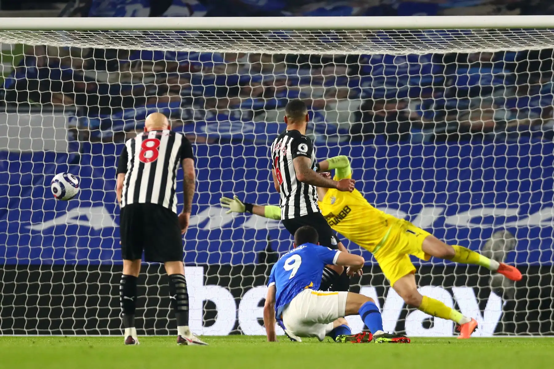 El delantero francés de Brighton, Neal Maupay, anota el tercer gol de su equipo durante el partido de fútbol de la Premier League inglesa entre Brighton y Hove Albion y Newcastle United en el American Express Community Stadium en Brighton, en el sur de Inglaterra. Foto: AFP