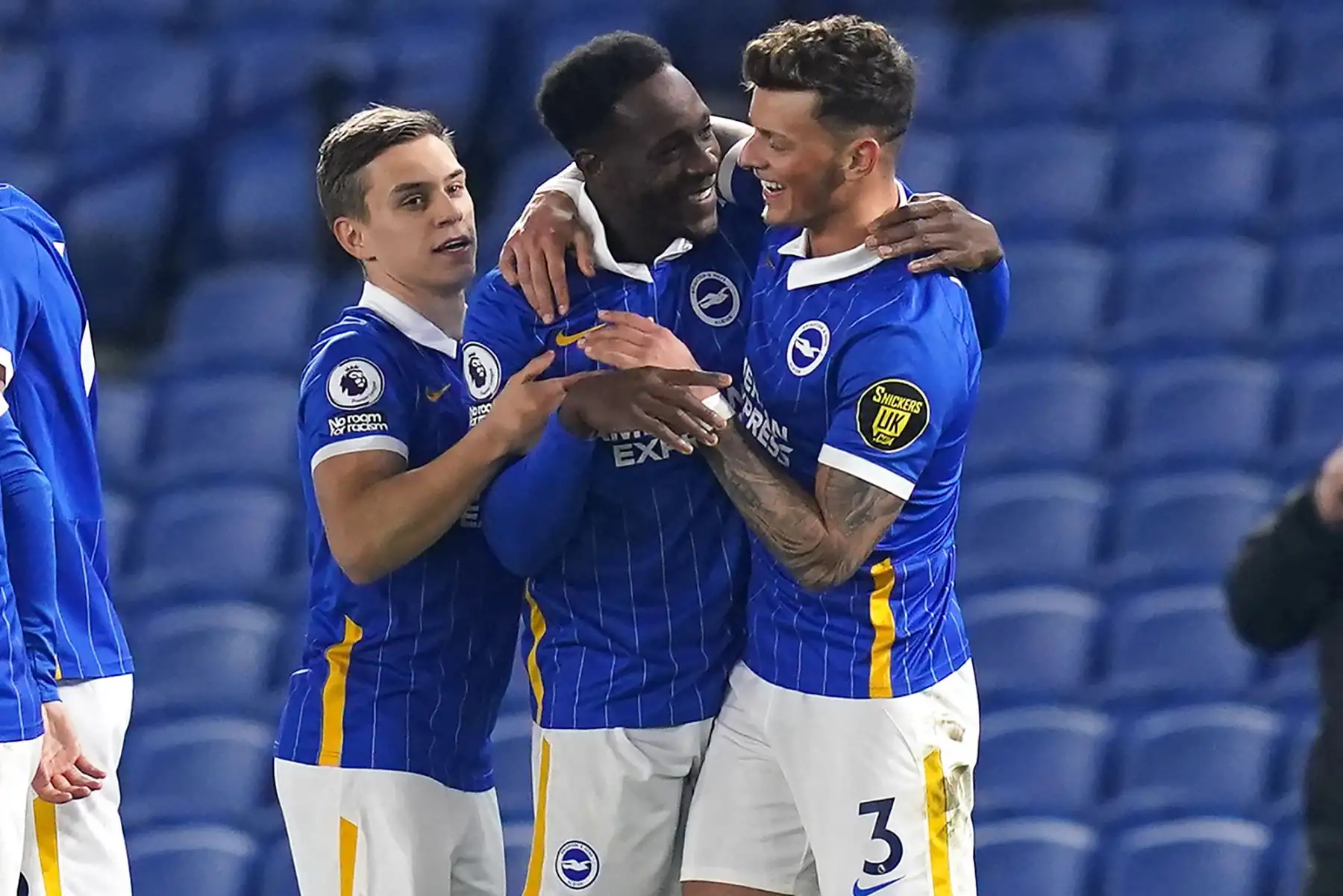 El delantero inglés de Brighton Danny Welbeck (C) celebra anotar el segundo gol de su equipo con sus compañeros de equipo durante el partido de fútbol de la Premier League inglesa entre Brighton y Hove Albion y Newcastle United en el American Express Community Stadium en Brighton, sur de Inglaterra. Foto: AFP