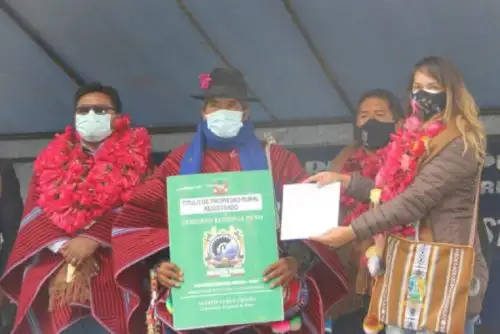 El Ministerio de Desarrollo Agrario y Riego (Midagri) informó que 1,484 familias del distrito de Conima, provincia de Moho, de la región Puno, cumplieron el sueño de la chacra propia, al recibir los títulos de propiedad que los reconoce como dueños indiscutibles de sus tierras y les abre nuevas oportunidades económicas para mejorar su calidad de vida. Foto: Midagri