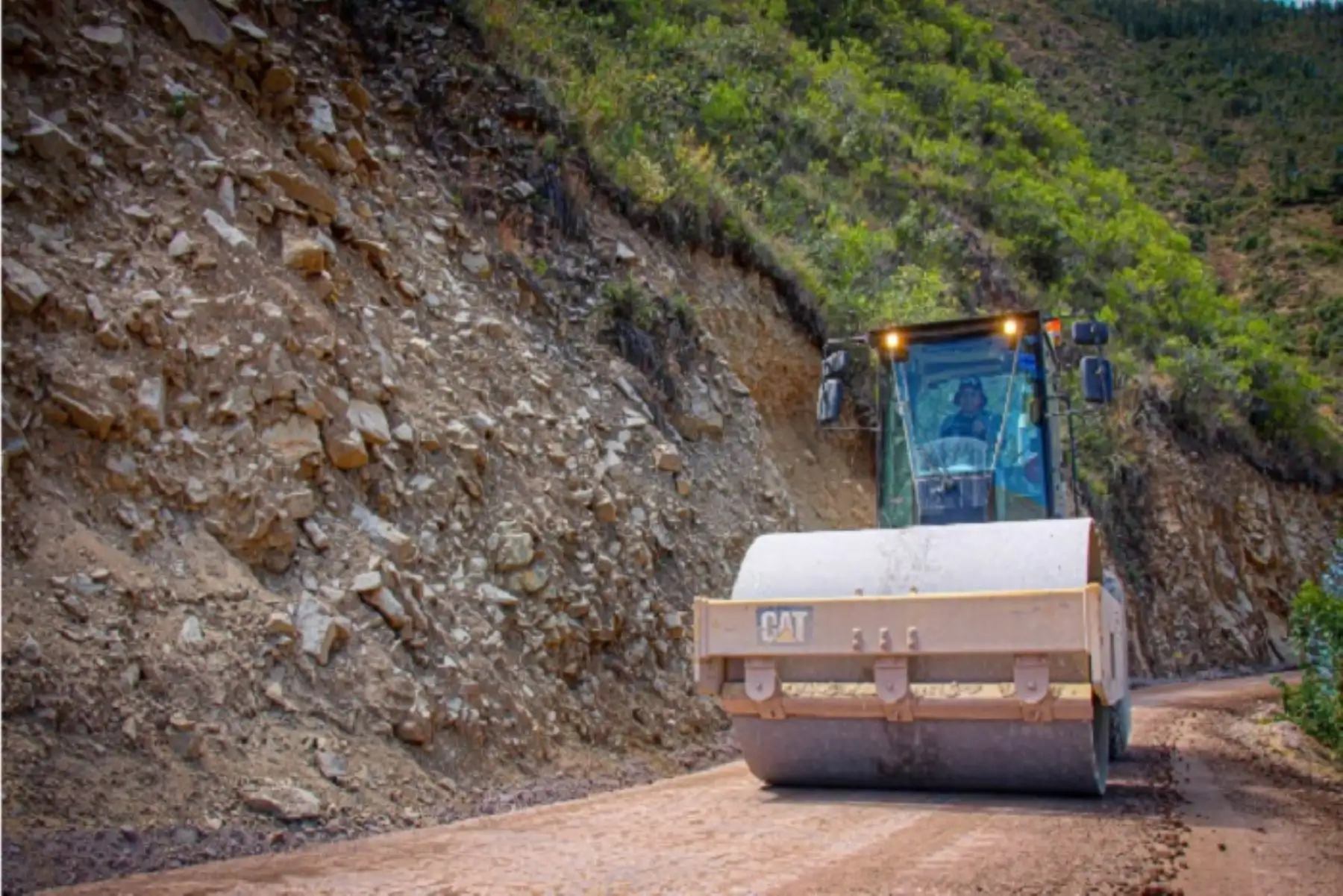 El estudio definitivo de esta carretera, de 65.16 kilómetros, establece que será asfaltada y tendrá doble vía con un ancho de 6 metros.