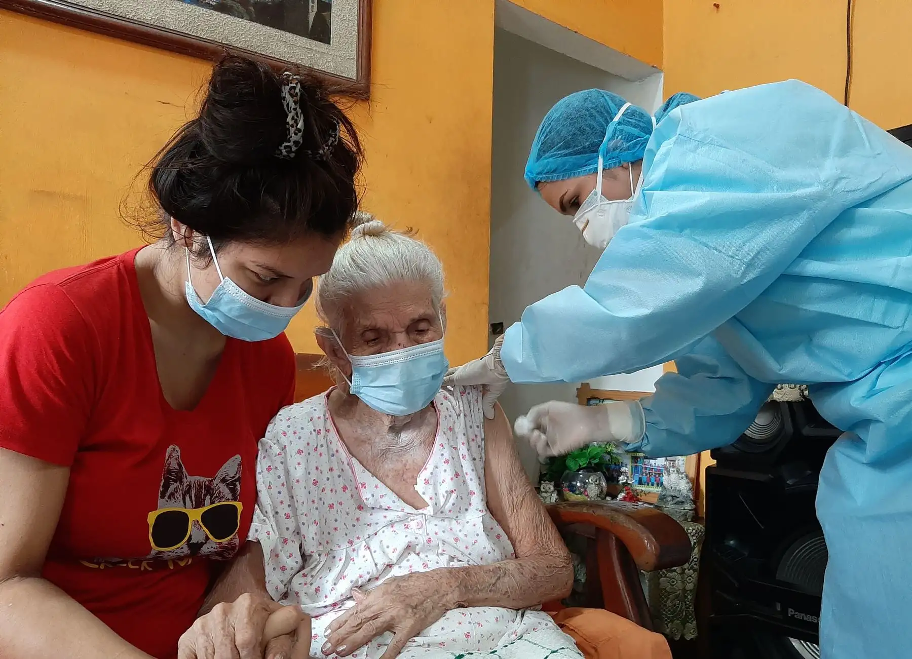 Tras ser inoculada, la abuelita, que en todo momento estuvo acompañada de su familia, expresó con seguridad la frase: “No me ha dolido nada”.