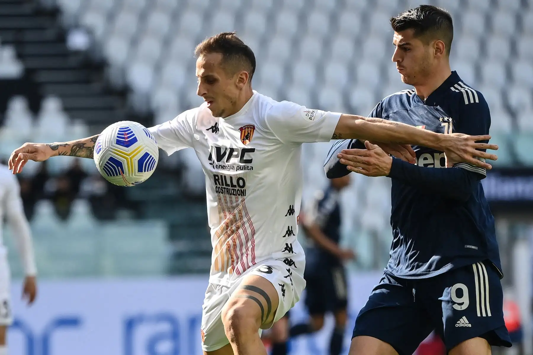 El centrocampista italiano de Benevento, Riccardo Improta, frena al delantero español de la Juventus, Álvaro Morata, durante el partido de fútbol de la Serie A italiana Juventus Turín vs Benevento.
Foto: AFP