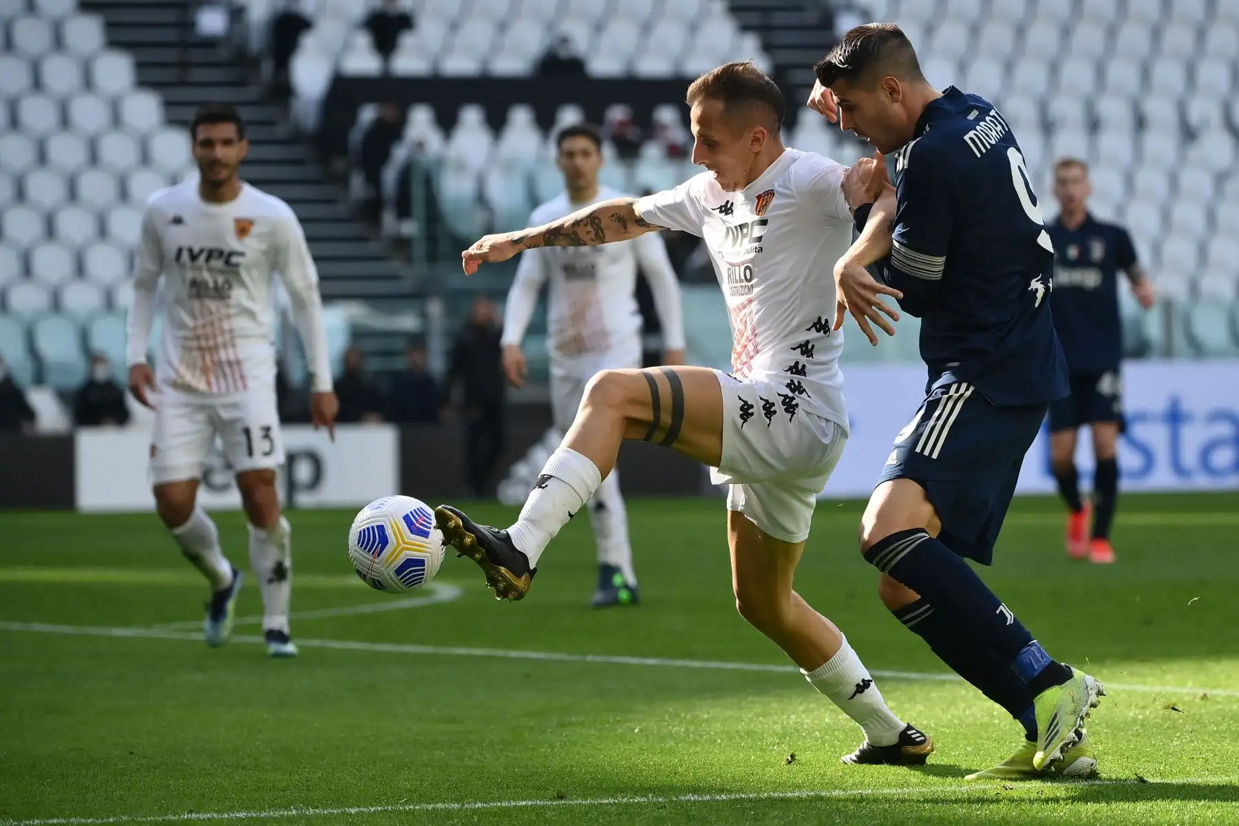 El centrocampista italiano de Benevento, Riccardo Improta, frena al delantero español de la Juventus, Álvaro Morata, durante el partido de fútbol de la Serie A italiana Juventus Turín vs Benevento.
Foto: AFP