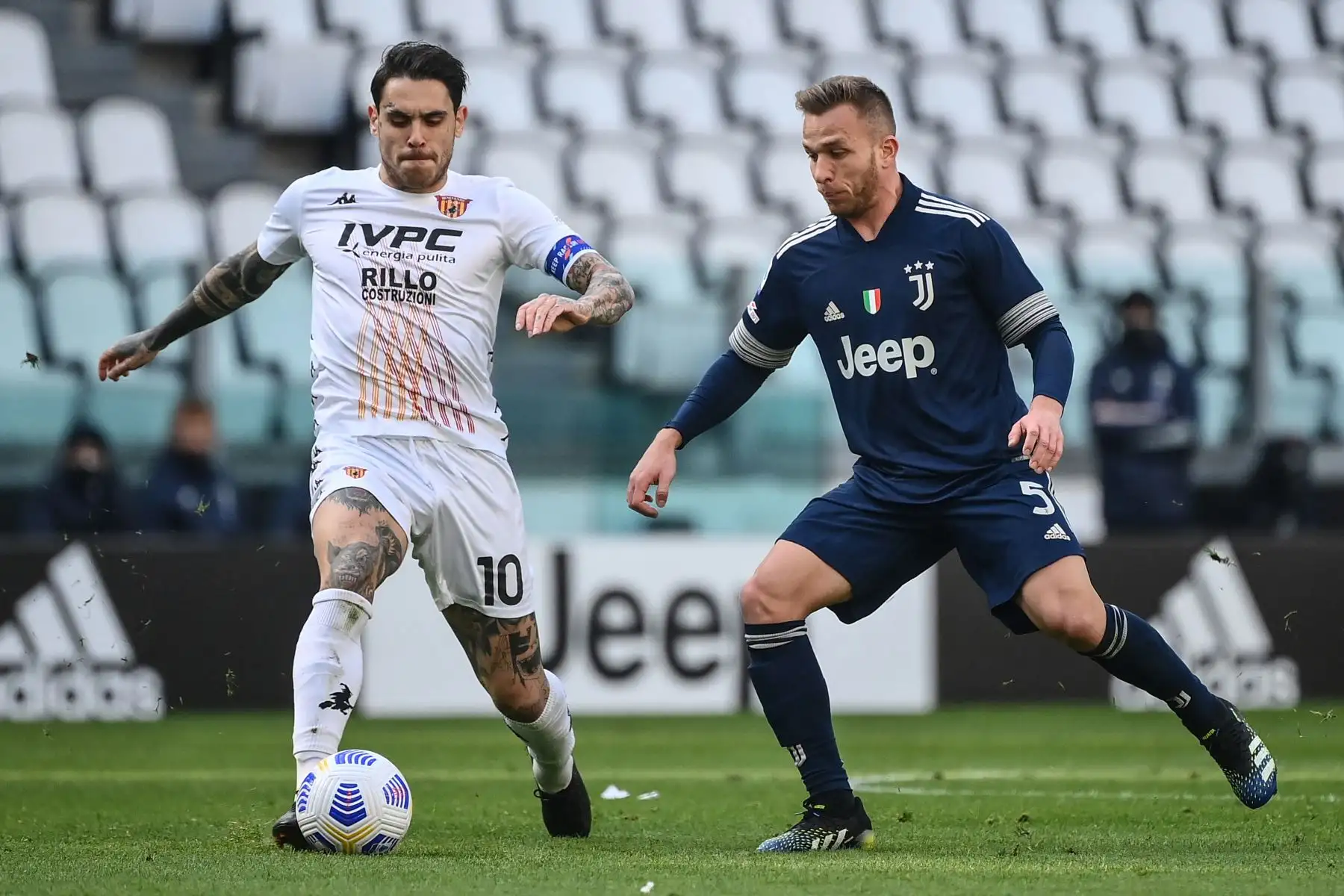El centrocampista italiano de Benevento Nicolas Viola y el centrocampista brasileño de la Juventus Arthur van por el balón durante el partido de fútbol de la Serie A italiana Juventus Turín vs Benevento.
Foto: AFP